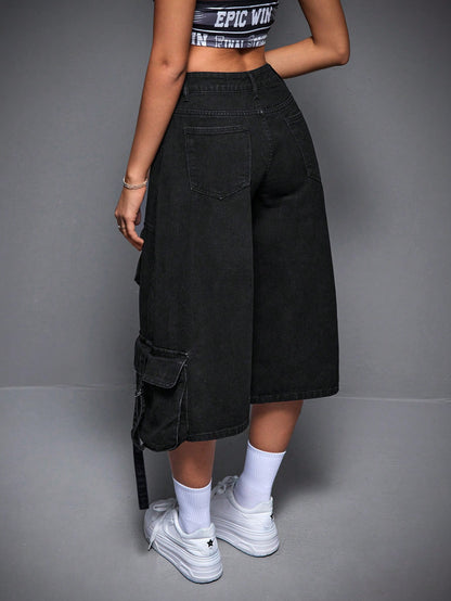 جينز نسائي واسع بالساق بقصة فضفاضة بسبعة أرباع الطول و جيوب عمل متعددة