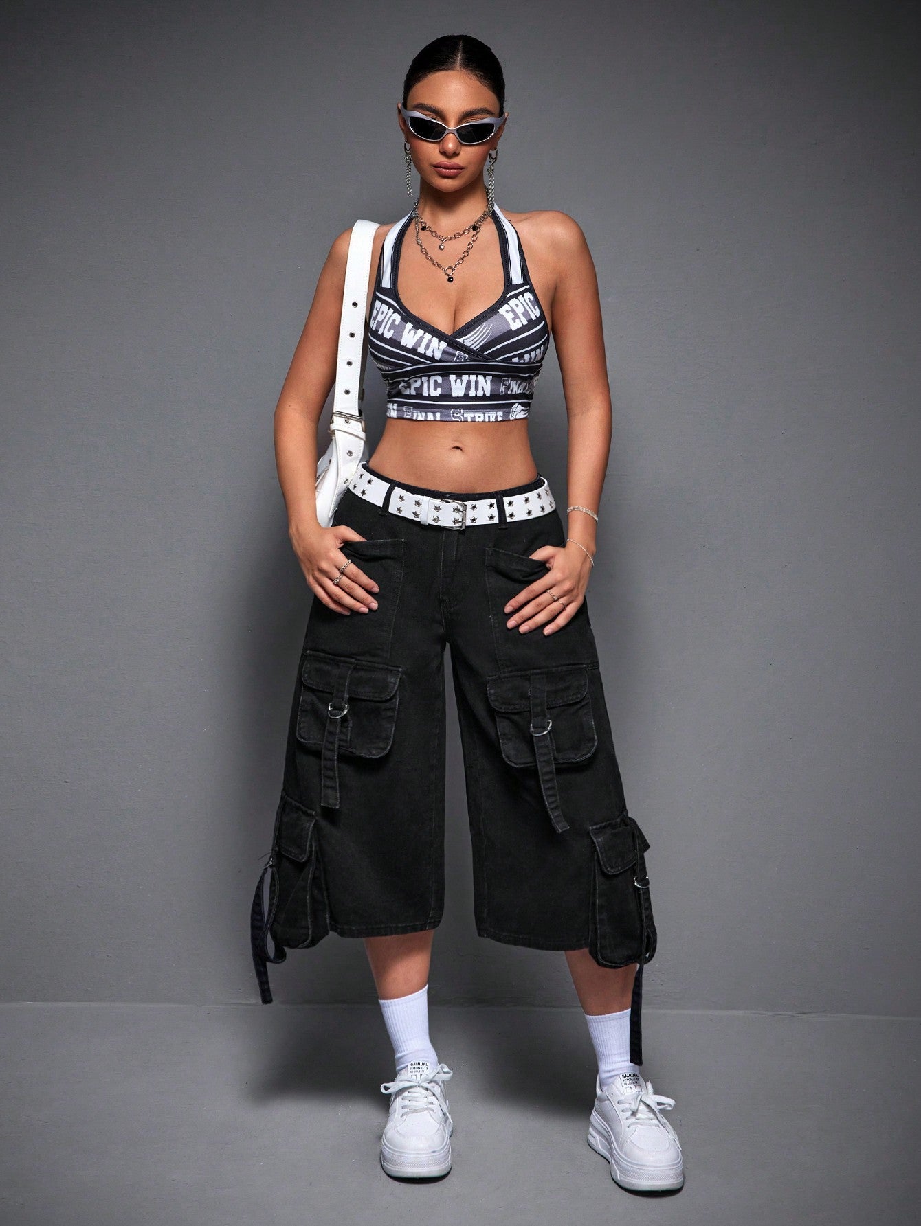 جينز نسائي واسع بالساق بقصة فضفاضة بسبعة أرباع الطول و جيوب عمل متعددة