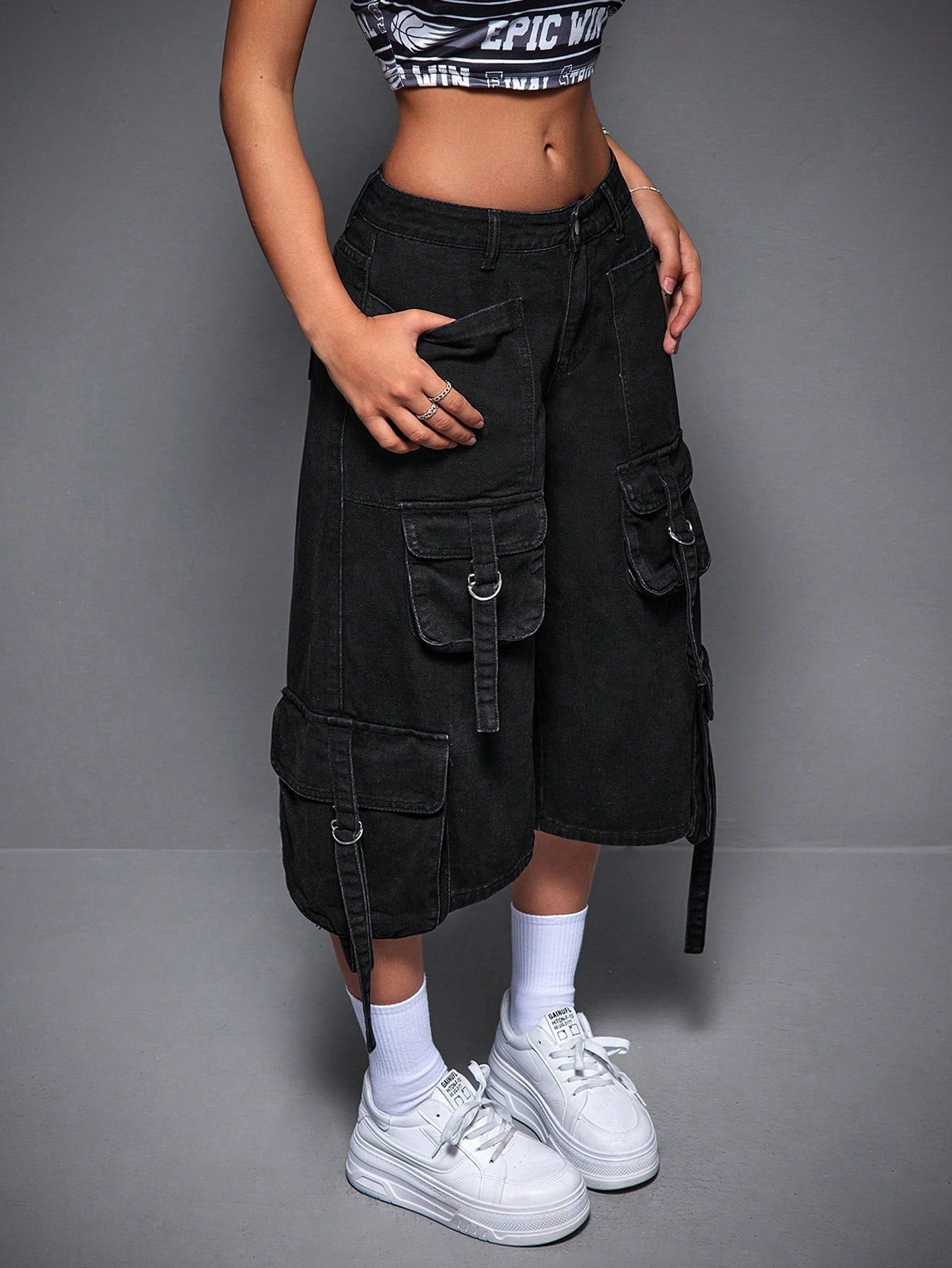 جينز نسائي واسع بالساق بقصة فضفاضة بسبعة أرباع الطول و جيوب عمل متعددة