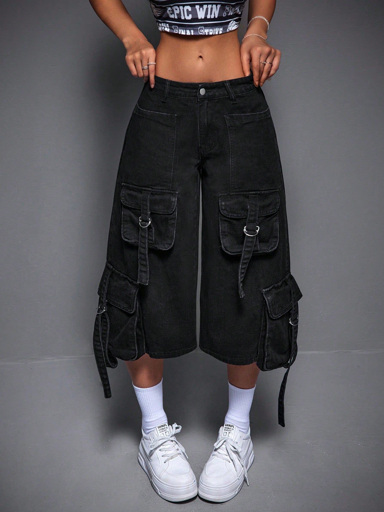 جينز نسائي واسع بالساق بقصة فضفاضة بسبعة أرباع الطول و جيوب عمل متعددة