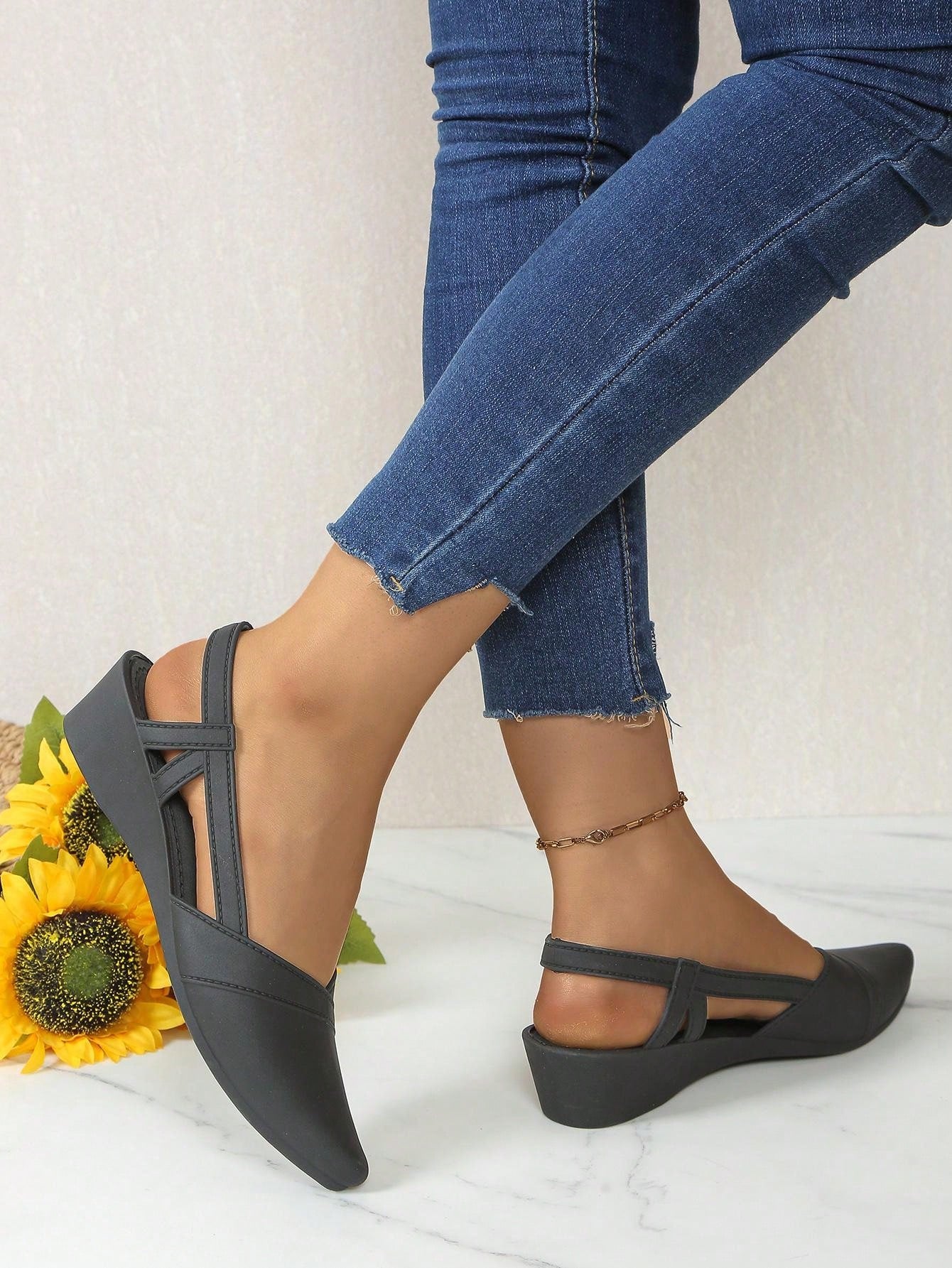 حذاء نسائي بكعب صلب مغلق بإبزيم كاحل ونعل سميك لصنادل الصيف