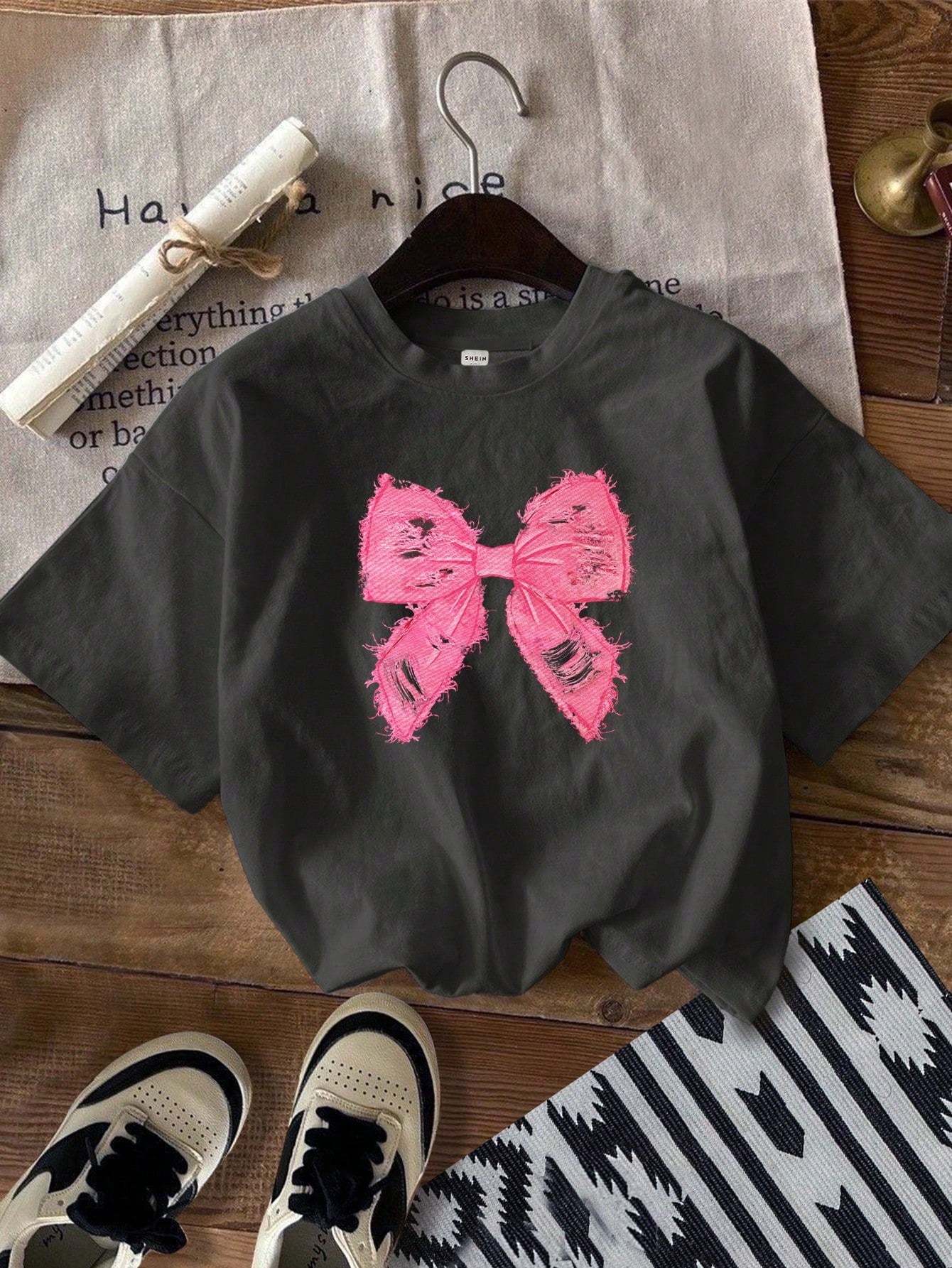 تي شيرت نسائي قصير الأكمام بتصميم فضفاض ملائم للصيف مصنوع من خليط قطن، لون رمادي مع طبعة وشريط زخرفي وردي اللون، تصميم بسيط وعادي