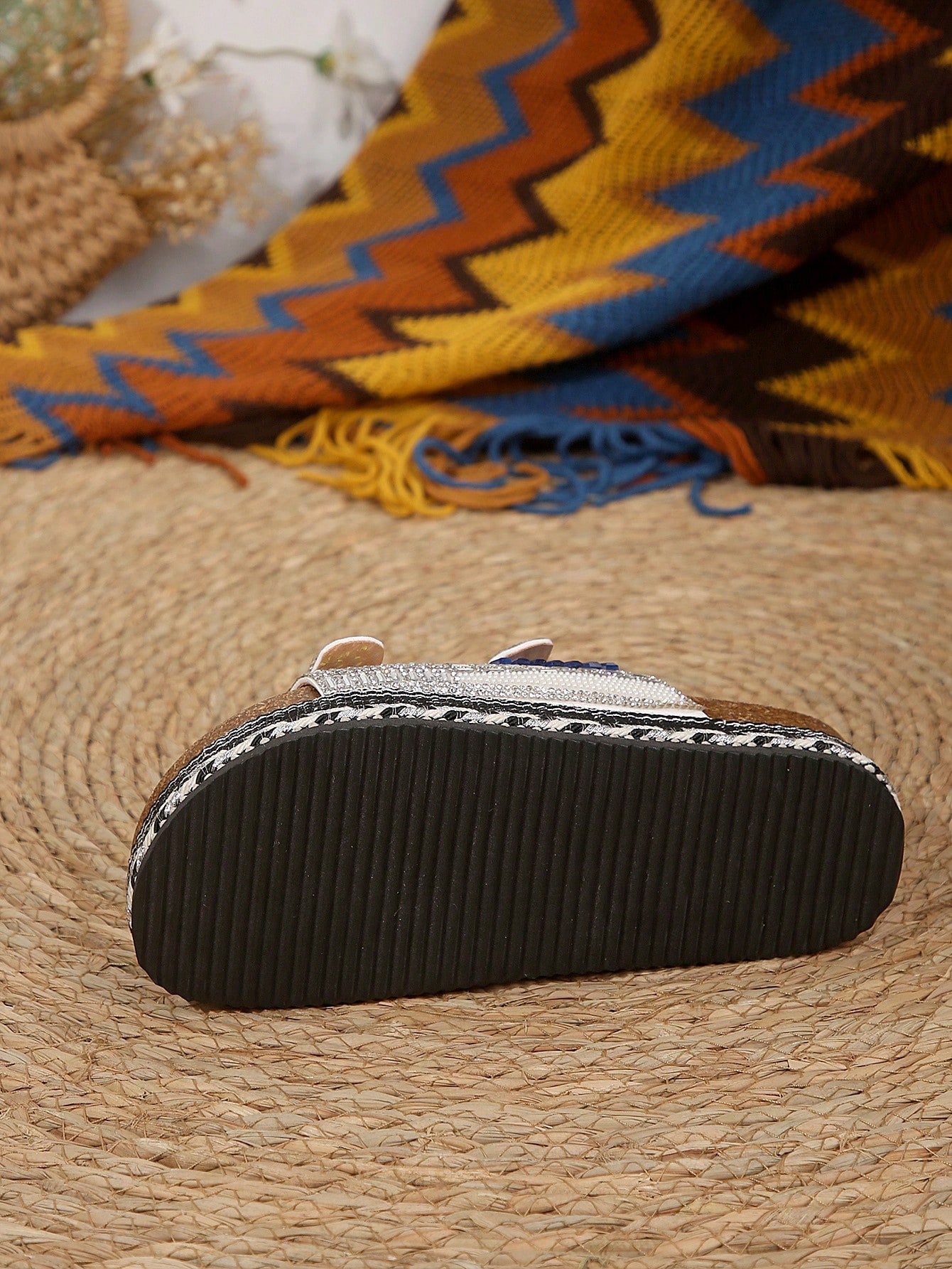 نعل نسائي سميك لصندل قوي جديد 2024 للربيع والصيف، بمشبكين مزدوجين وتزيين بالراين