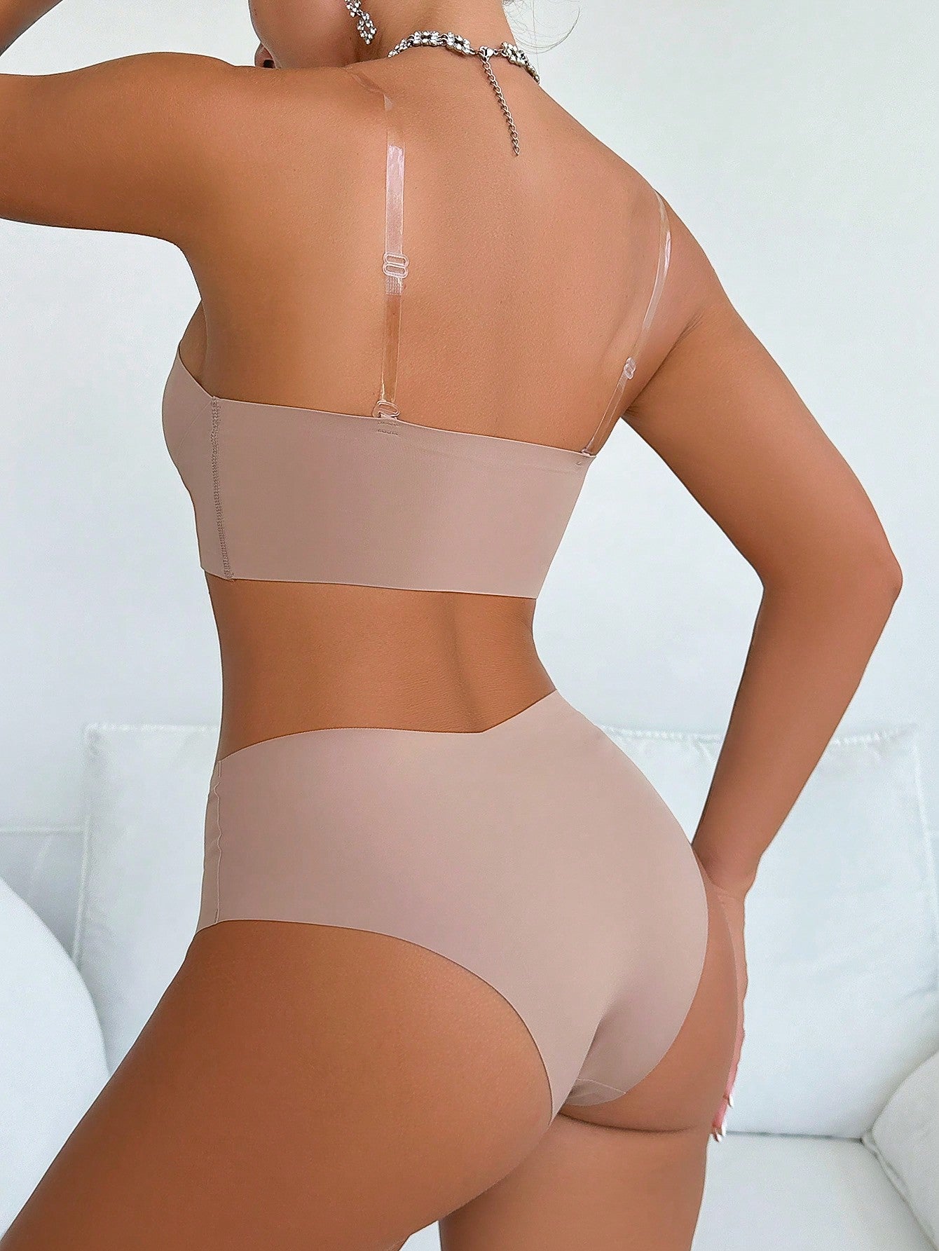 مجموعة صدرية شفافة دون آثار