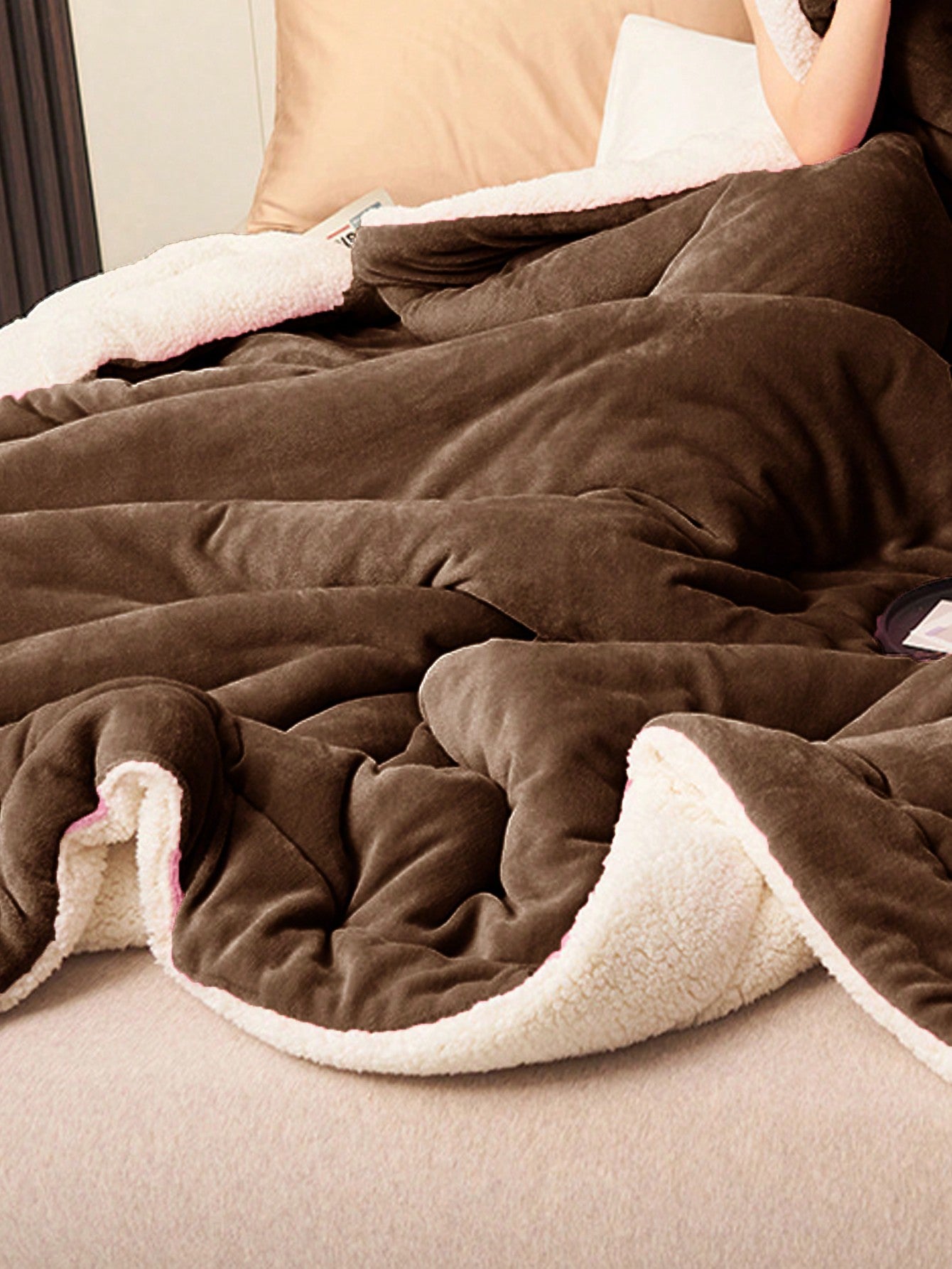 بطانية ناعمة وسميكة من الفليس بلون قهوة داكن ومحلب