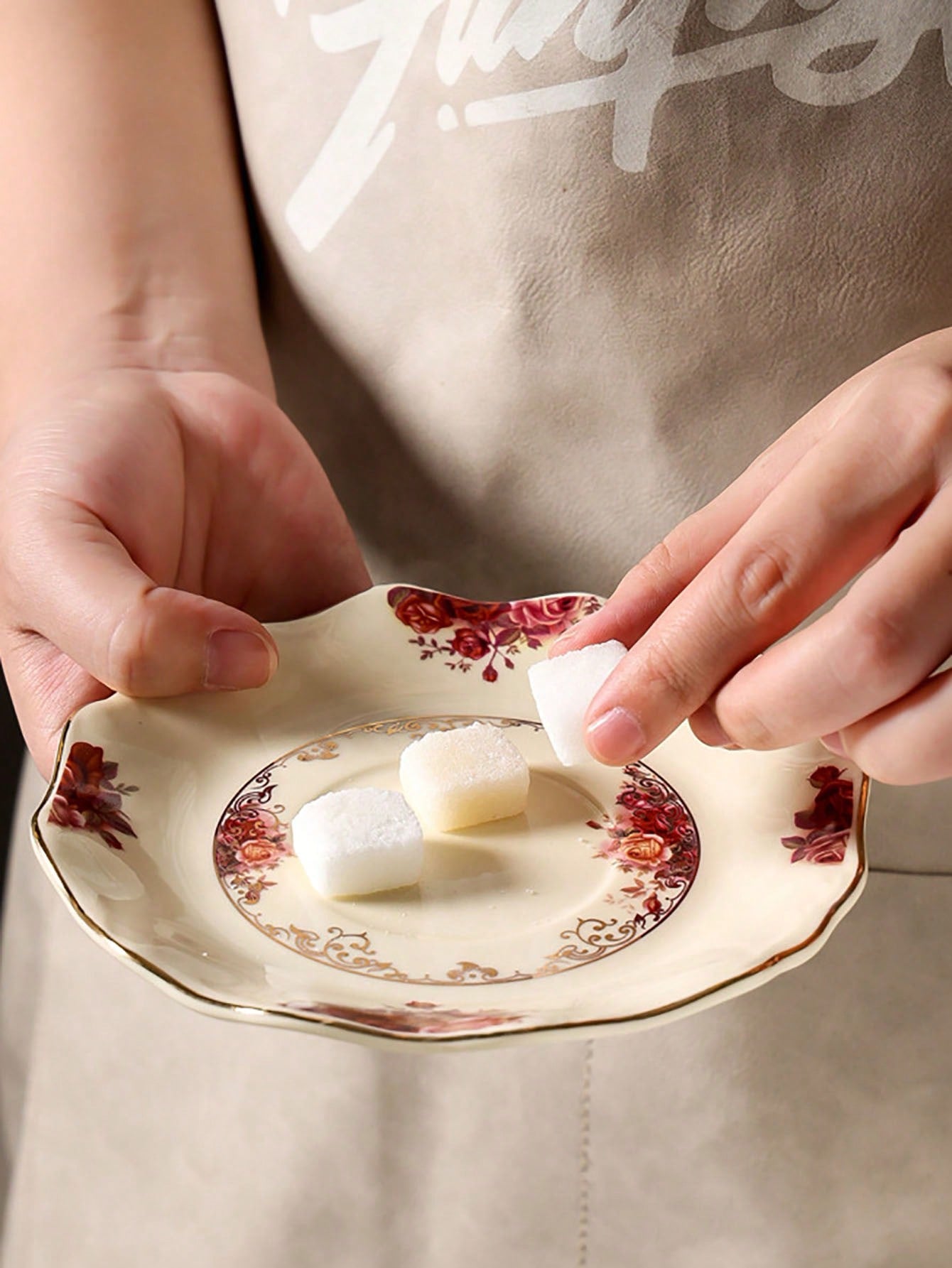 طقم فنجان قهوة وصحن خزفي ذهبي الحافة بطراز الزهور العتيقة، فنجان شاي بأسلوب قصر أوروبي للشاي بعد الظهر، فنجان حليب إفطار