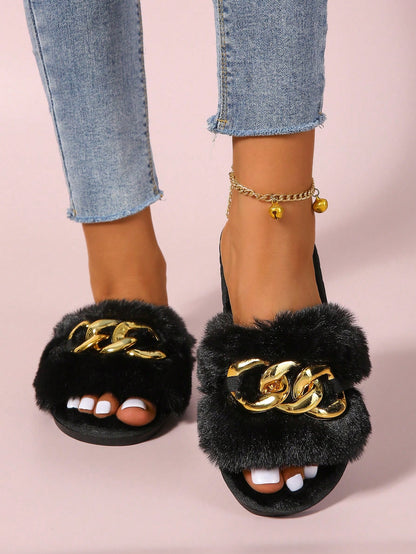 الشبشب الفضفاض السهل الارتداء للنساء مفتوح الأصبع مع زخرفة السلسلة