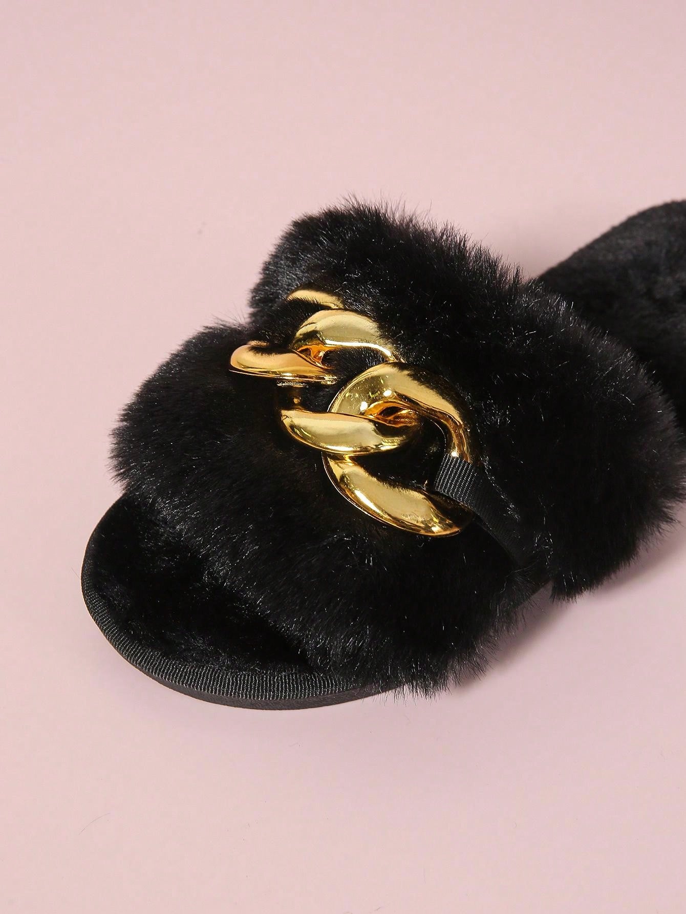 الشبشب الفضفاض السهل الارتداء للنساء مفتوح الأصبع مع زخرفة السلسلة