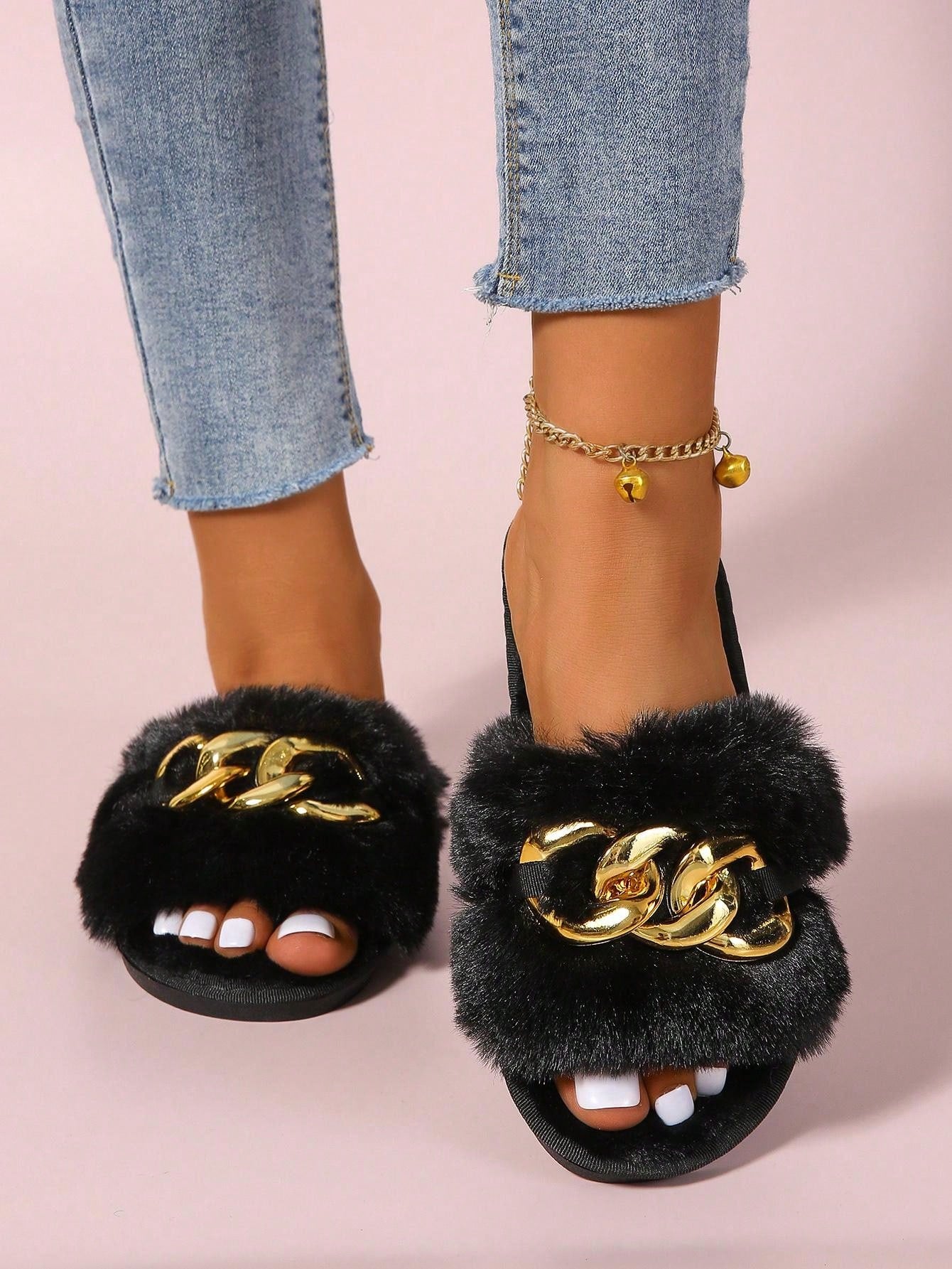 الشبشب الفضفاض السهل الارتداء للنساء مفتوح الأصبع مع زخرفة السلسلة