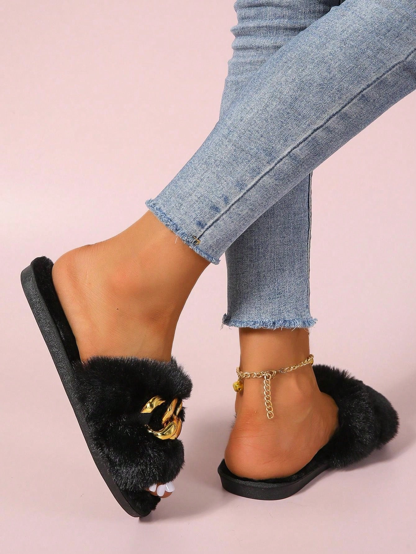 الشبشب الفضفاض السهل الارتداء للنساء مفتوح الأصبع مع زخرفة السلسلة