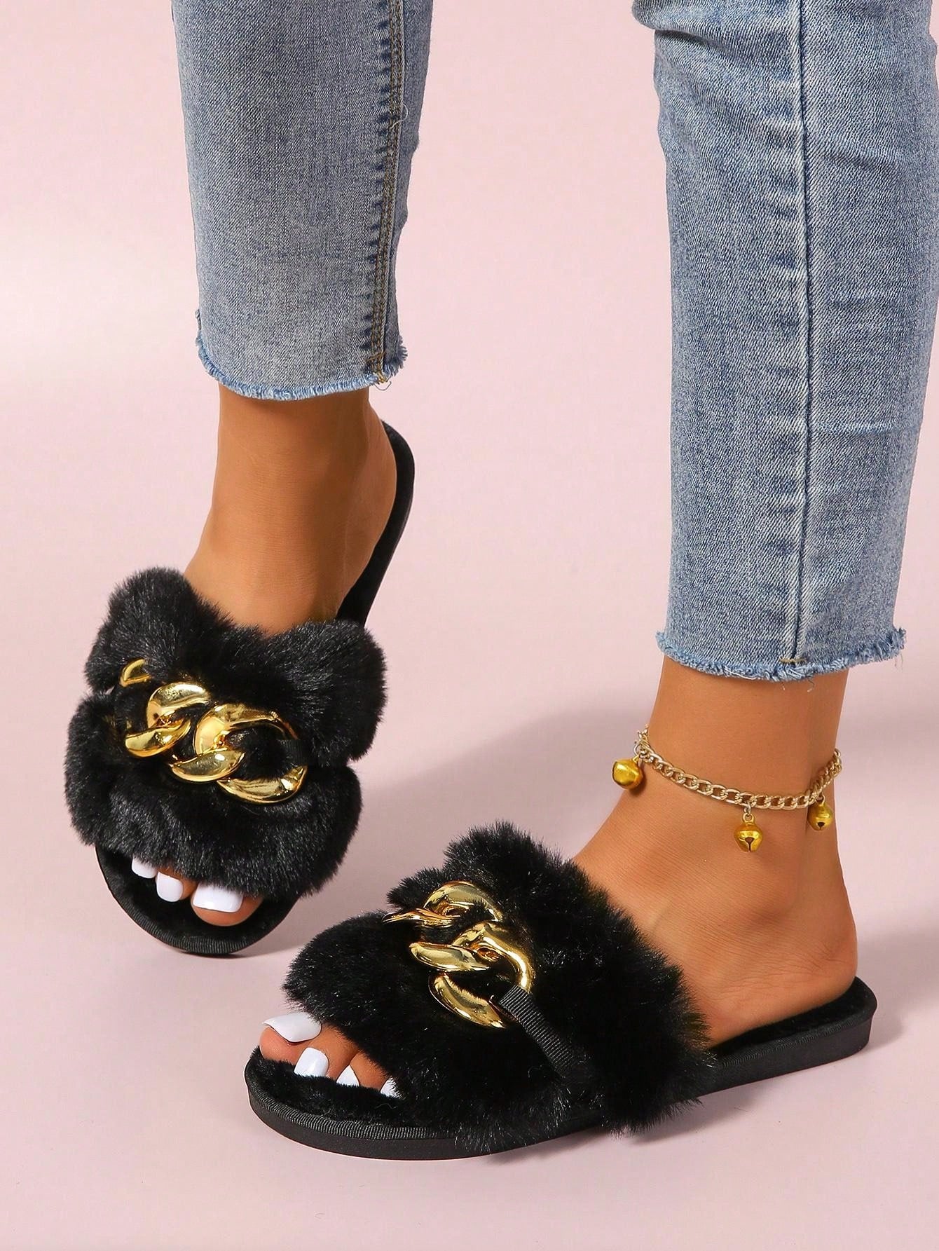 الشبشب الفضفاض السهل الارتداء للنساء مفتوح الأصبع مع زخرفة السلسلة