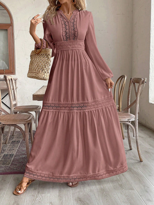 فستان كاجوال نسائي لأوقات الإجازات بأكمام فوانيس ورقبة مخدودة وتراكب دانتيل بلون سادة