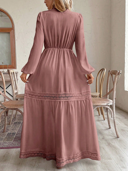 فستان كاجوال نسائي لأوقات الإجازات بأكمام فوانيس ورقبة مخدودة وتراكب دانتيل بلون سادة