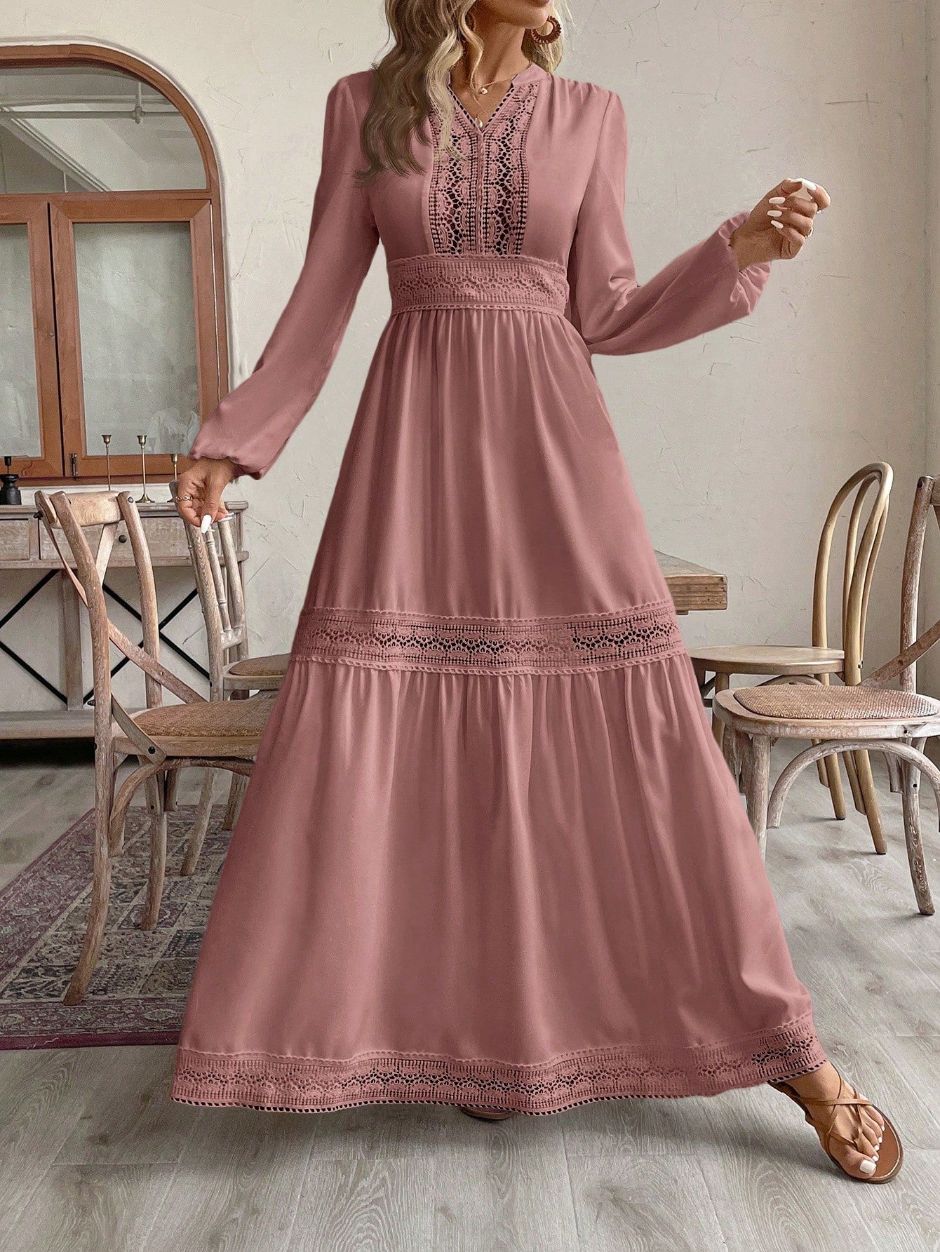 فستان كاجوال نسائي لأوقات الإجازات بأكمام فوانيس ورقبة مخدودة وتراكب دانتيل بلون سادة