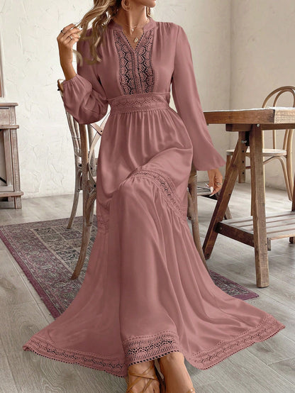 فستان كاجوال نسائي لأوقات الإجازات بأكمام فوانيس ورقبة مخدودة وتراكب دانتيل بلون سادة