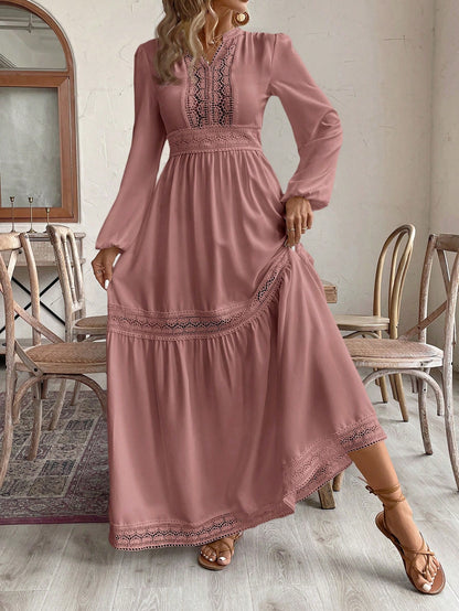 فستان كاجوال نسائي لأوقات الإجازات بأكمام فوانيس ورقبة مخدودة وتراكب دانتيل بلون سادة