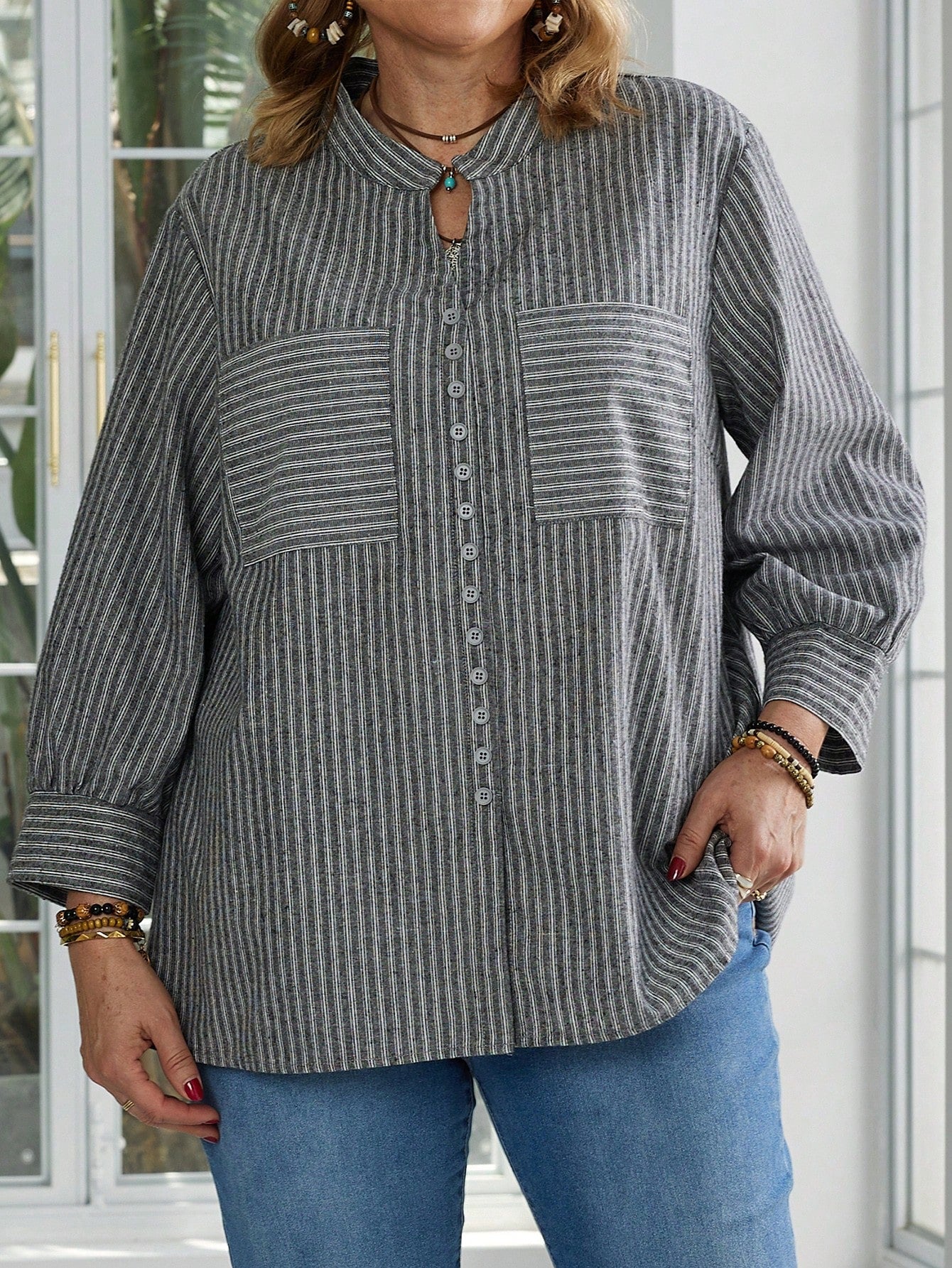 بلوزة كاجوال فضفاضة مخططة مع جيوب بأكمام طويلة