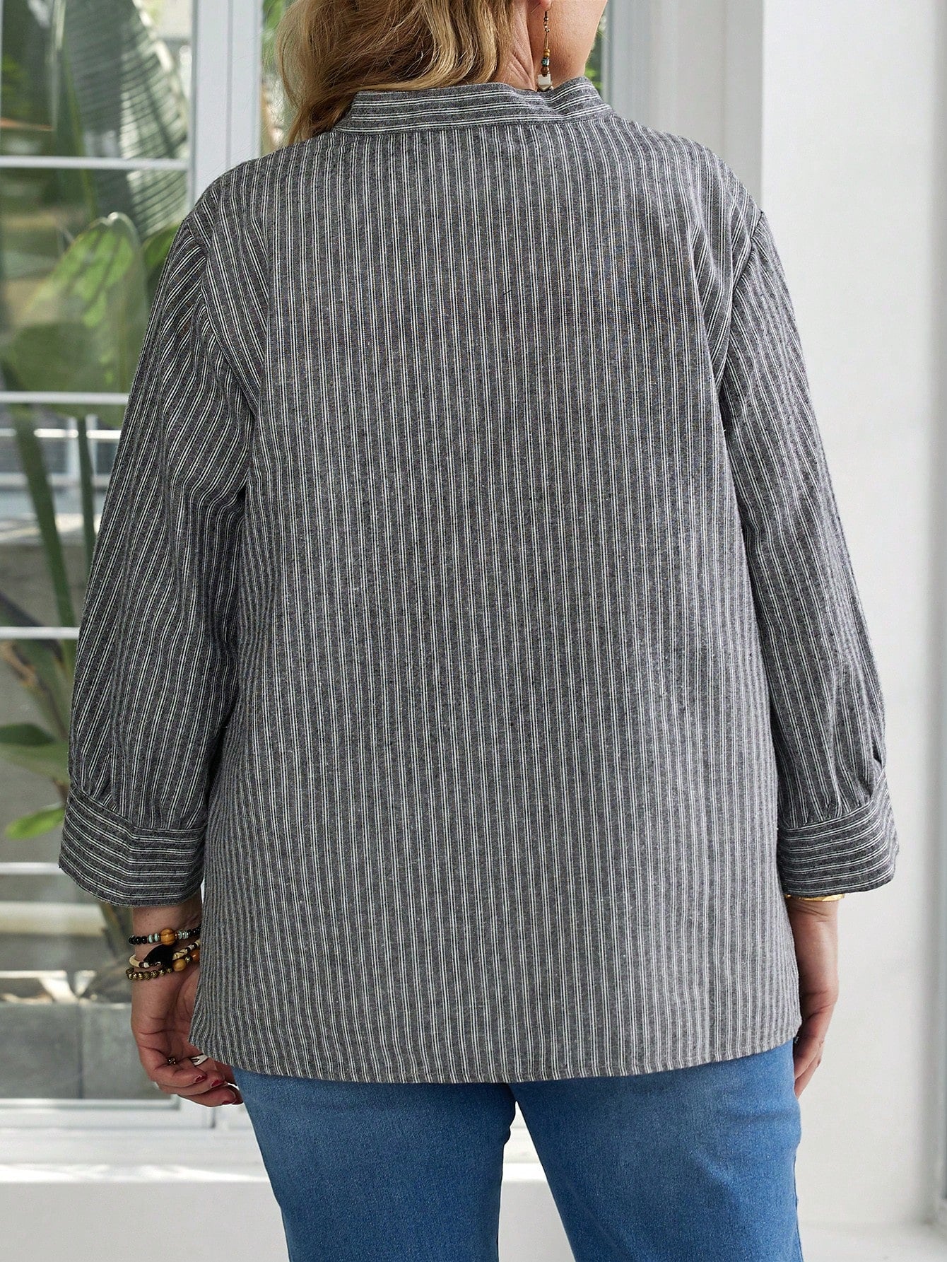 بلوزة كاجوال فضفاضة مخططة مع جيوب بأكمام طويلة