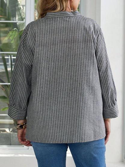 بلوزة كاجوال فضفاضة مخططة مع جيوب بأكمام طويلة