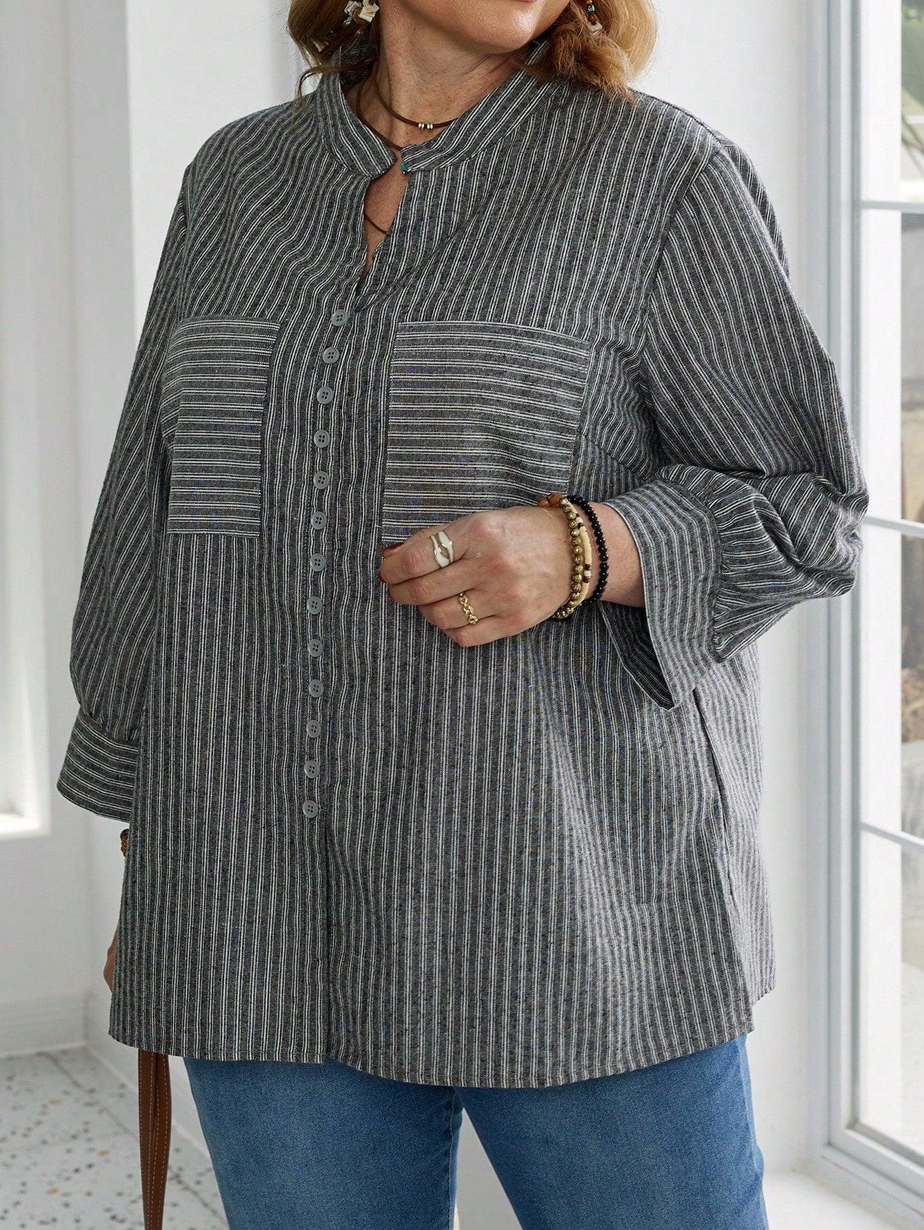 بلوزة كاجوال فضفاضة مخططة مع جيوب بأكمام طويلة