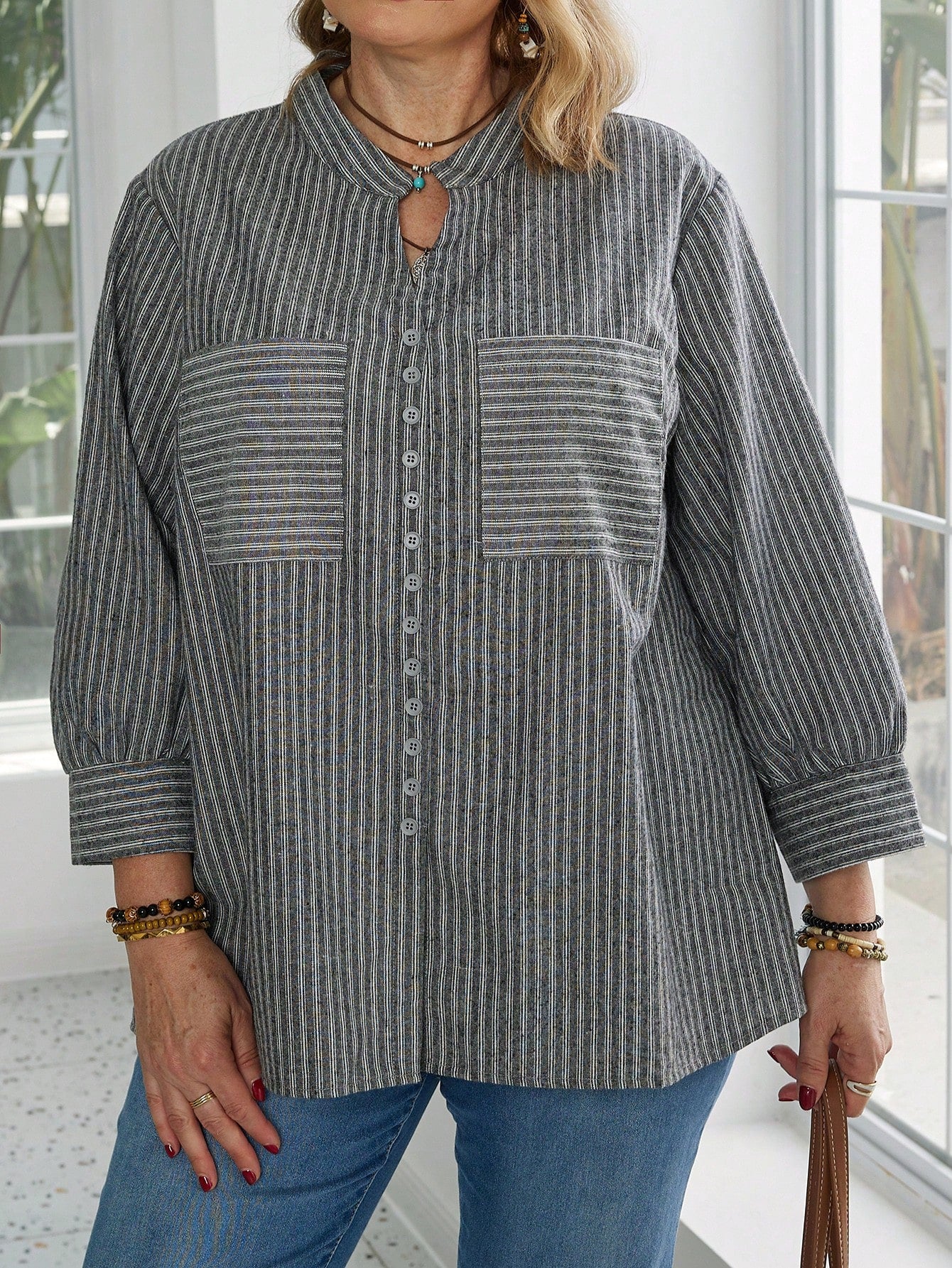 بلوزة كاجوال فضفاضة مخططة مع جيوب بأكمام طويلة