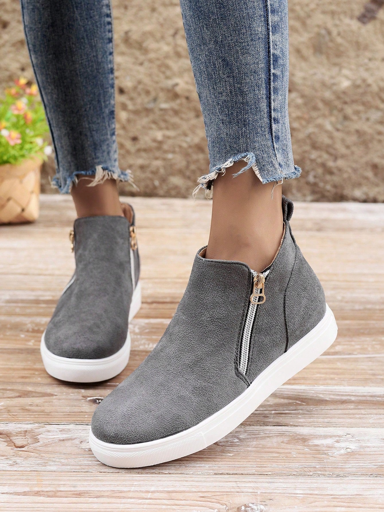 بوت كاحل كاجوال للنساء مقاس كبير مع كعب منصة ويدج عالي وسحاب جانبي وأصابع قدم مستديرة