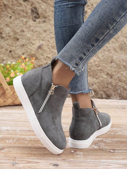 بوت كاحل كاجوال للنساء مقاس كبير مع كعب منصة ويدج عالي وسحاب جانبي وأصابع قدم مستديرة