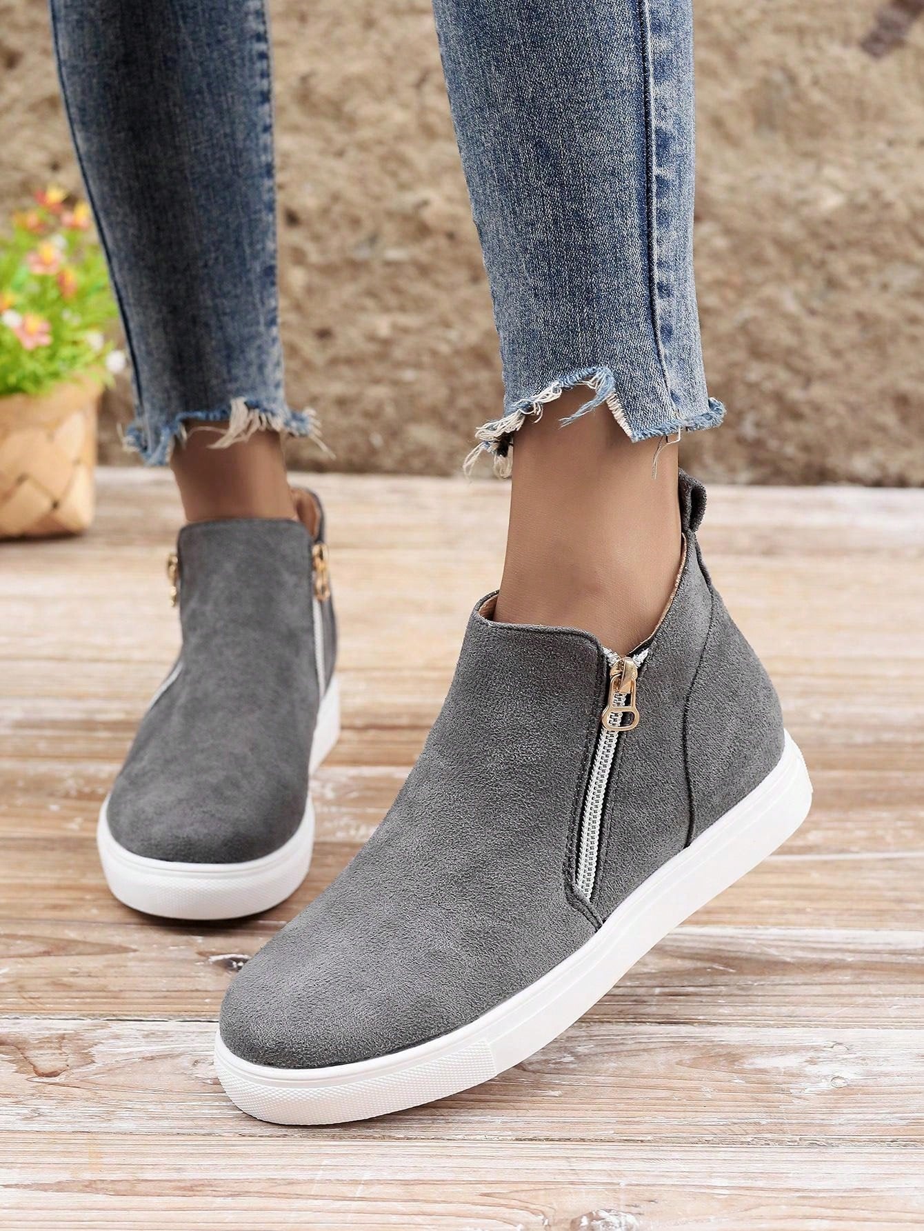 بوت كاحل كاجوال للنساء مقاس كبير مع كعب منصة ويدج عالي وسحاب جانبي وأصابع قدم مستديرة