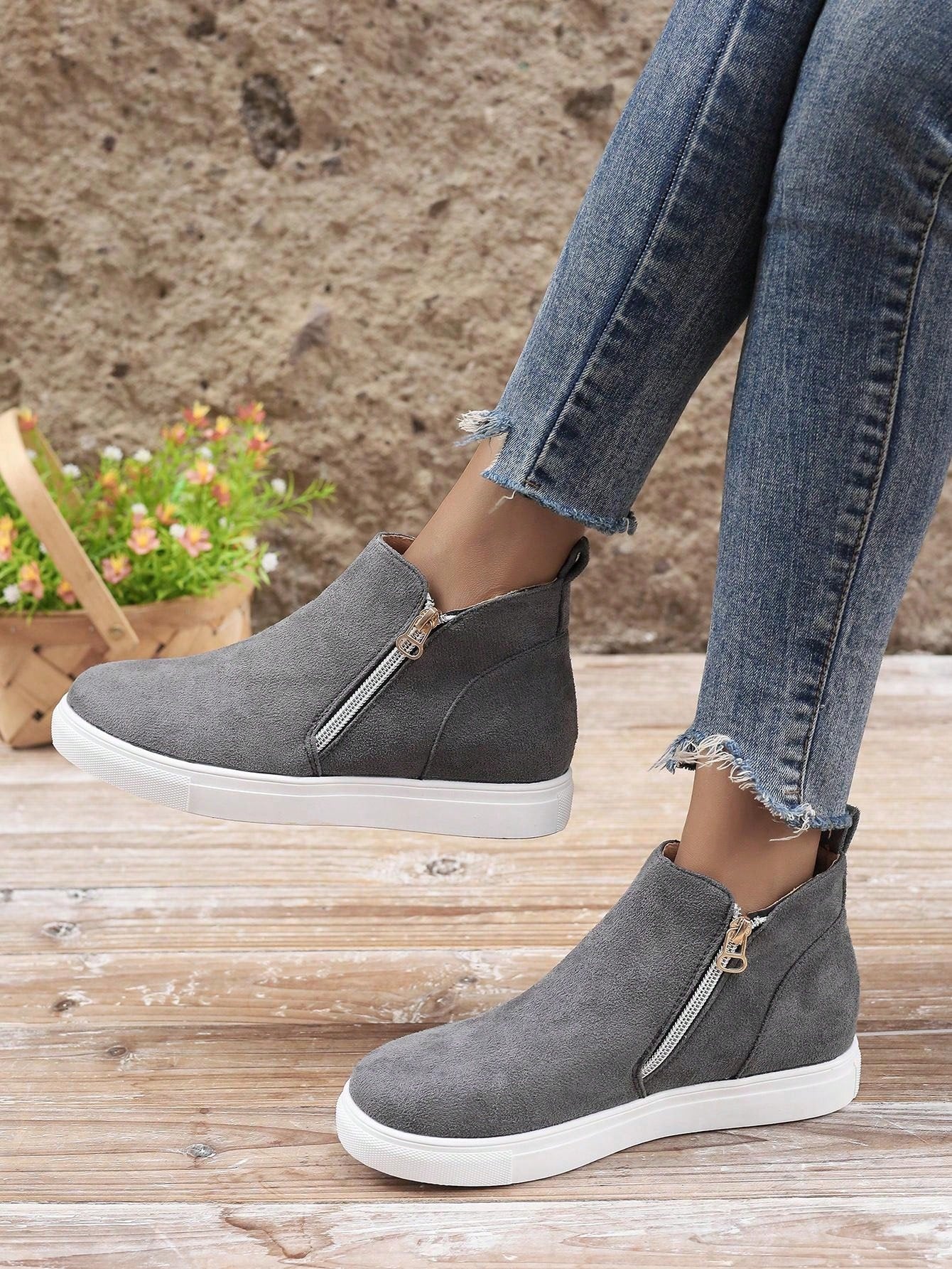 بوت كاحل كاجوال للنساء مقاس كبير مع كعب منصة ويدج عالي وسحاب جانبي وأصابع قدم مستديرة