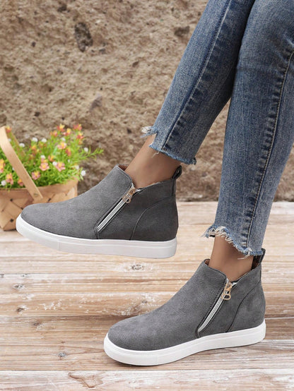 بوت كاحل كاجوال للنساء مقاس كبير مع كعب منصة ويدج عالي وسحاب جانبي وأصابع قدم مستديرة