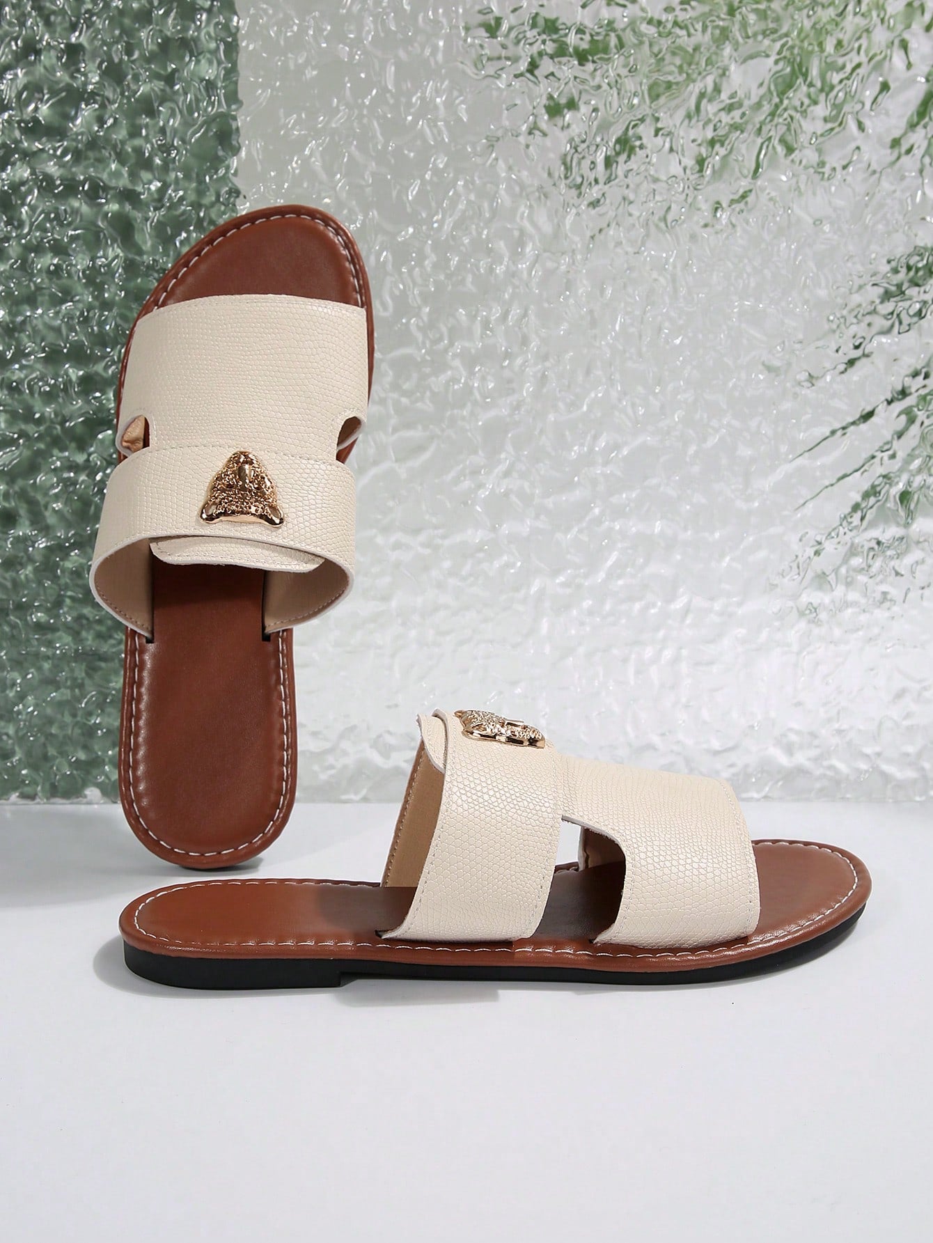 صنادل شرائح مزينة بعنصر معدني بنمط النمر للنساء، صنادل شاطئية مفتوحة الأصبع أنيقة مسطحة للصيف
