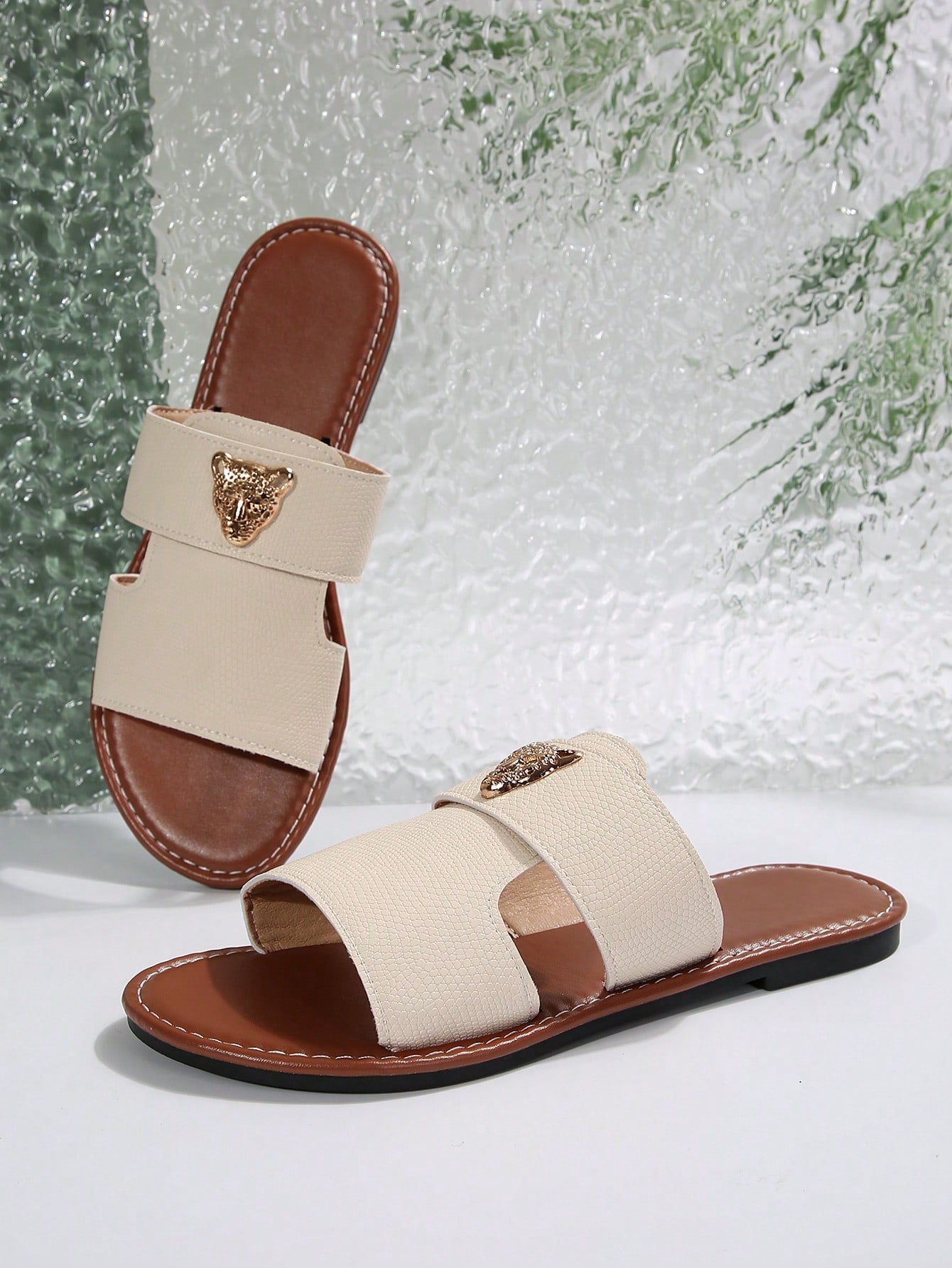 صنادل شرائح مزينة بعنصر معدني بنمط النمر للنساء، صنادل شاطئية مفتوحة الأصبع أنيقة مسطحة للصيف