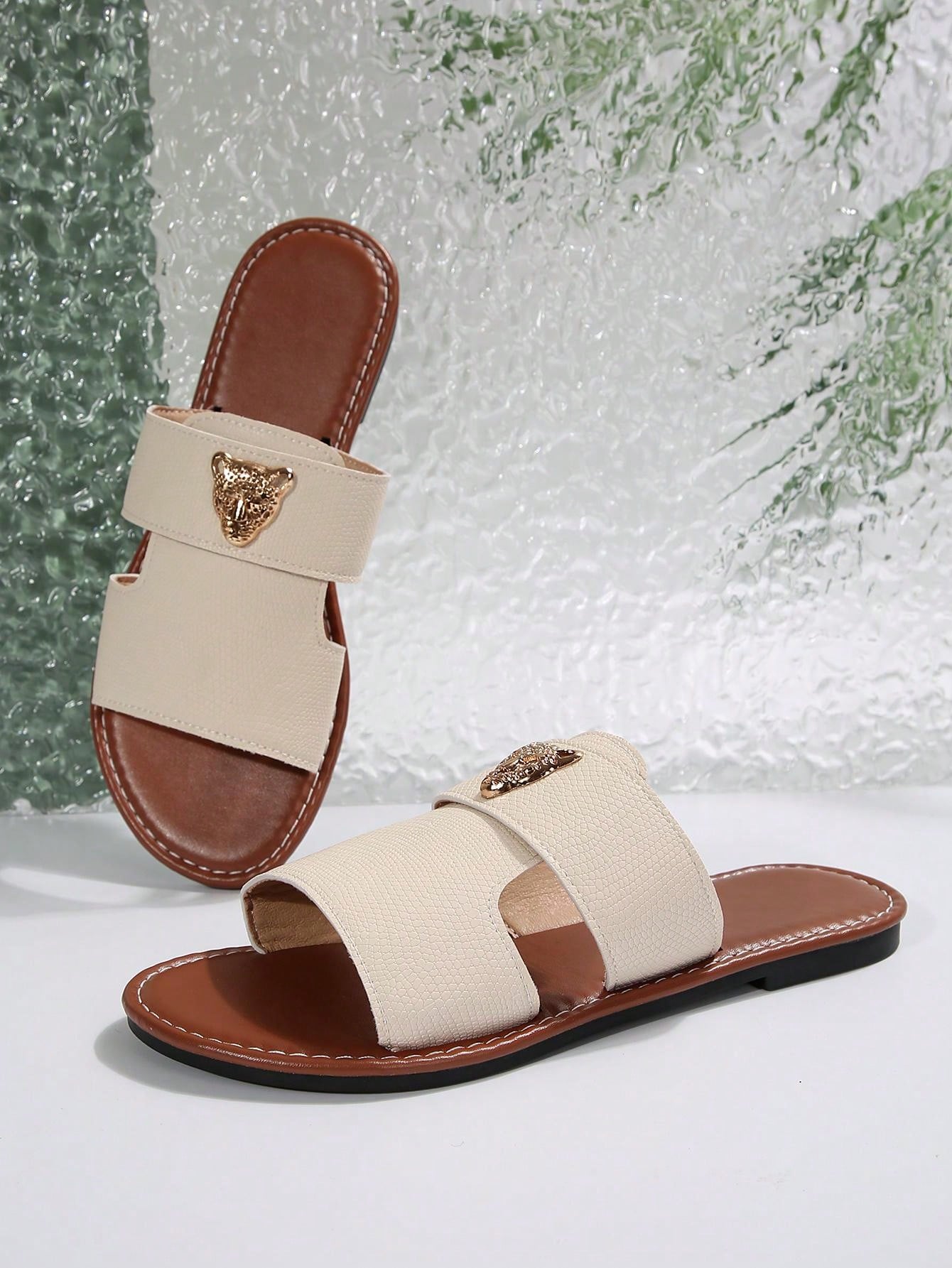 صنادل شرائح مزينة بعنصر معدني بنمط النمر للنساء، صنادل شاطئية مفتوحة الأصبع أنيقة مسطحة للصيف