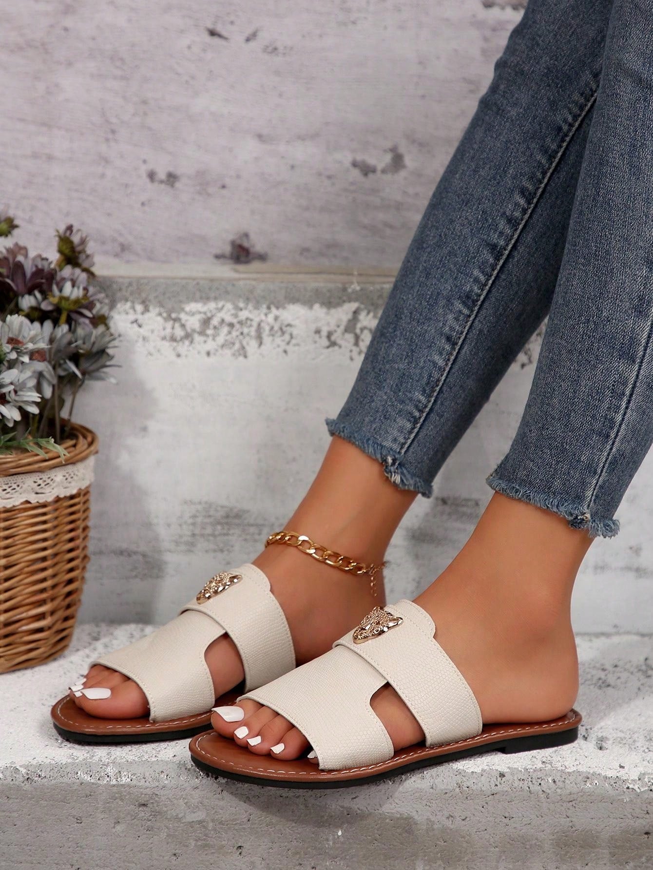 صنادل شرائح مزينة بعنصر معدني بنمط النمر للنساء، صنادل شاطئية مفتوحة الأصبع أنيقة مسطحة للصيف
