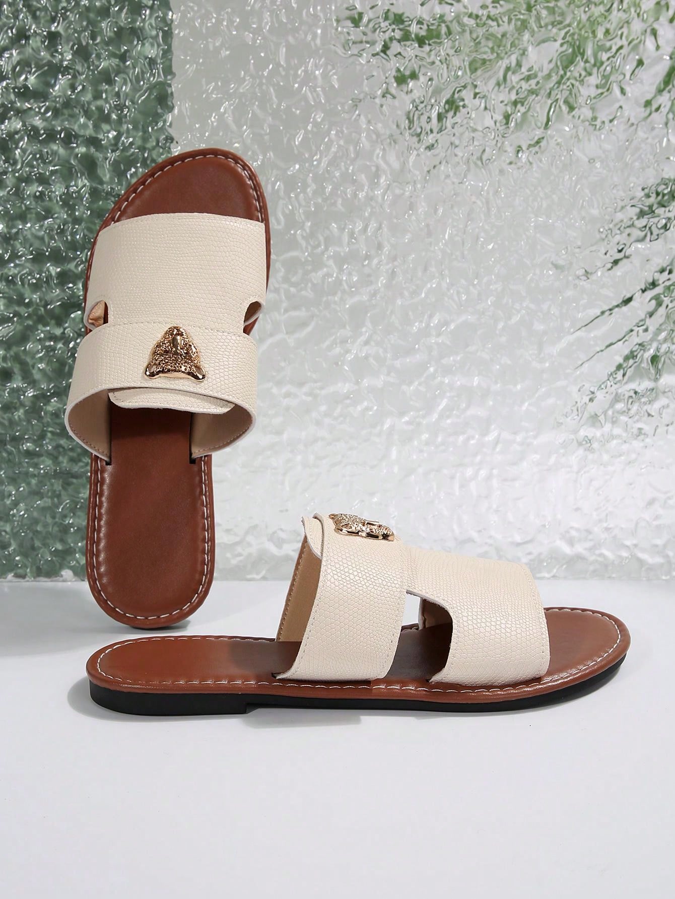 صنادل شرائح مزينة بعنصر معدني بنمط النمر للنساء، صنادل شاطئية مفتوحة الأصبع أنيقة مسطحة للصيف