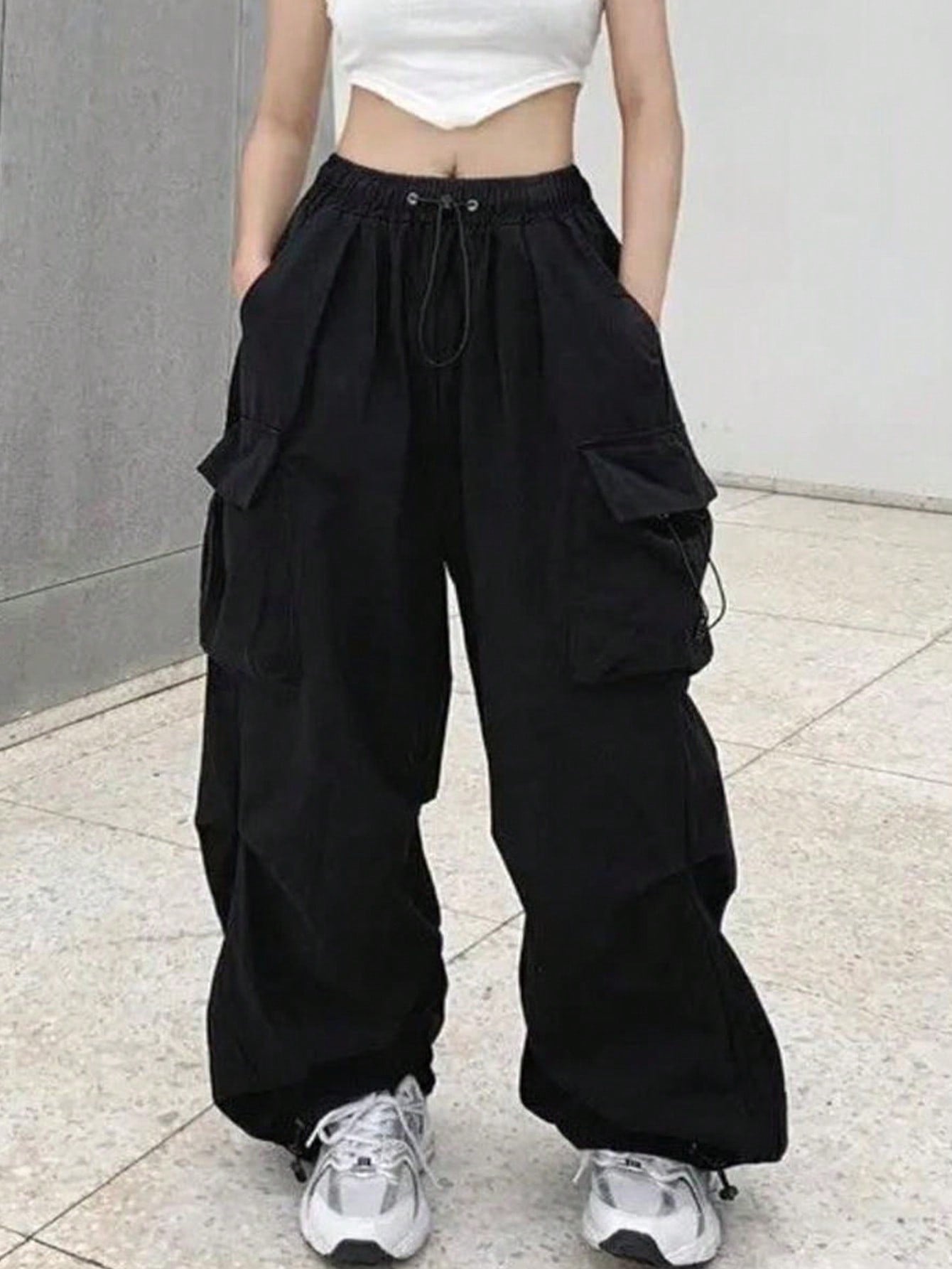 سراويل شحن سوداء فضفاضة متحررة مع جيوب كبيرة الحجم للاستخدام اليومي العادي