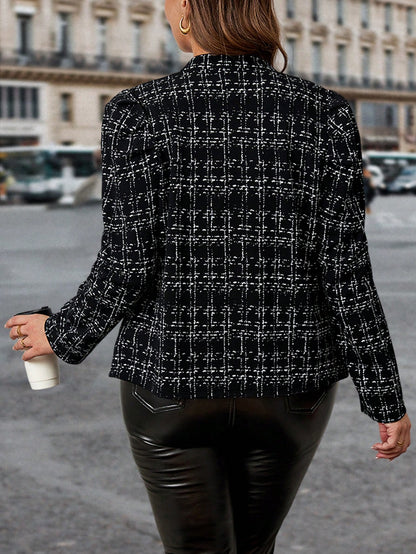 جاكيت مصنوعة من قماش التويد الصناعي مع إكسسوارات من المعدن للمرأة البدينة