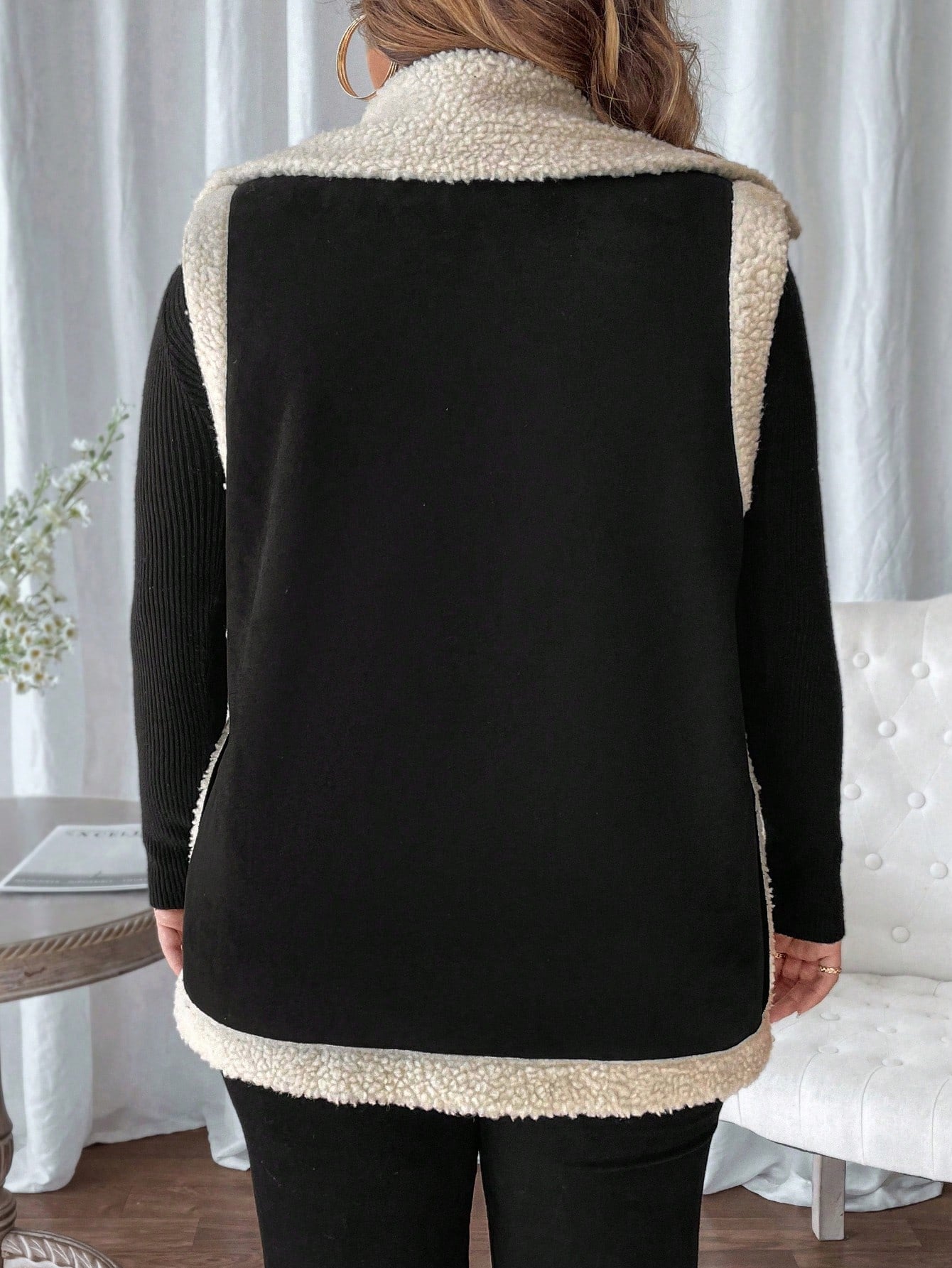 جاكيت أنيق للمرأة بياقة عالية ومجاثم بدون أكمام