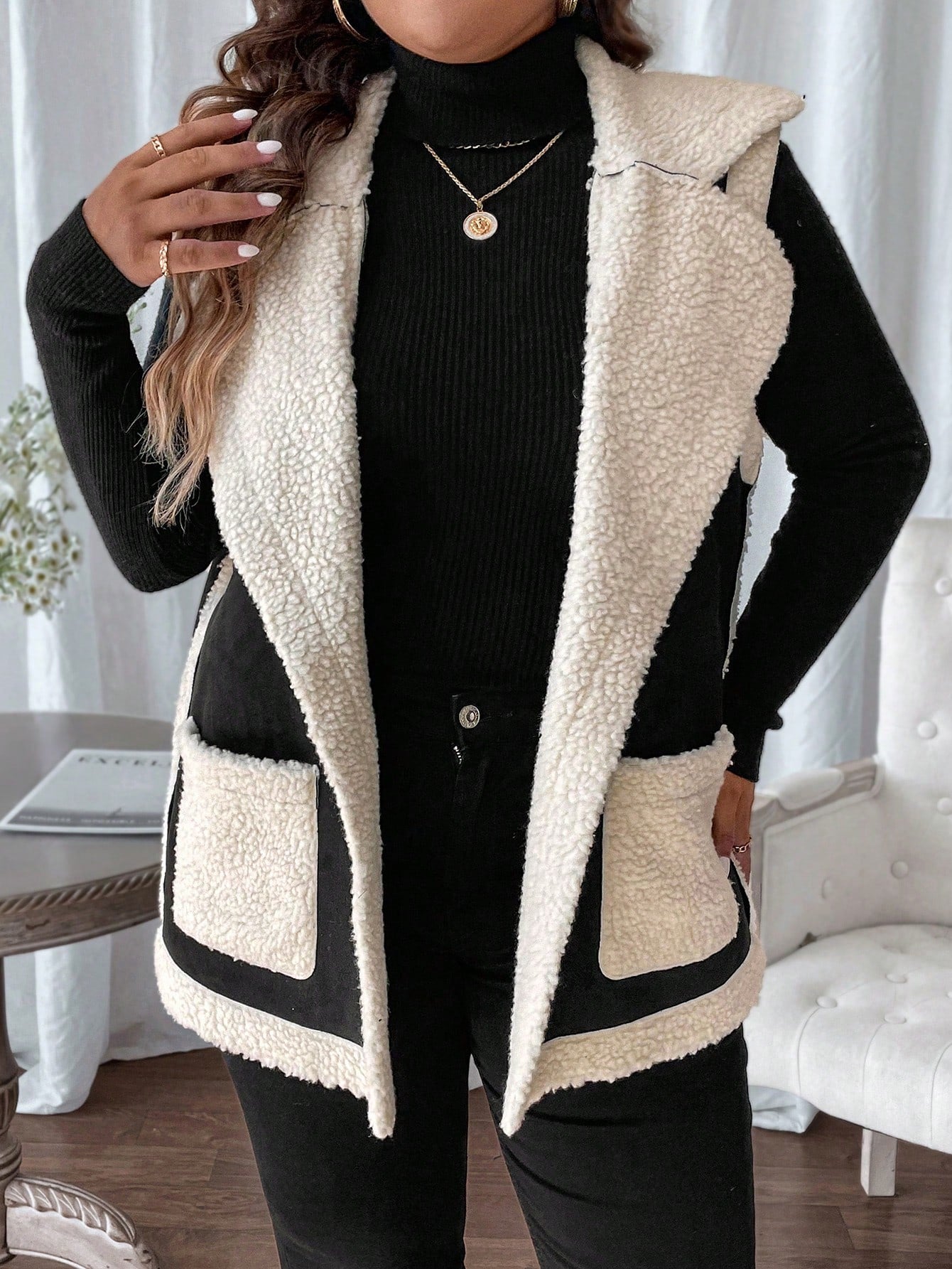 جاكيت أنيق للمرأة بياقة عالية ومجاثم بدون أكمام