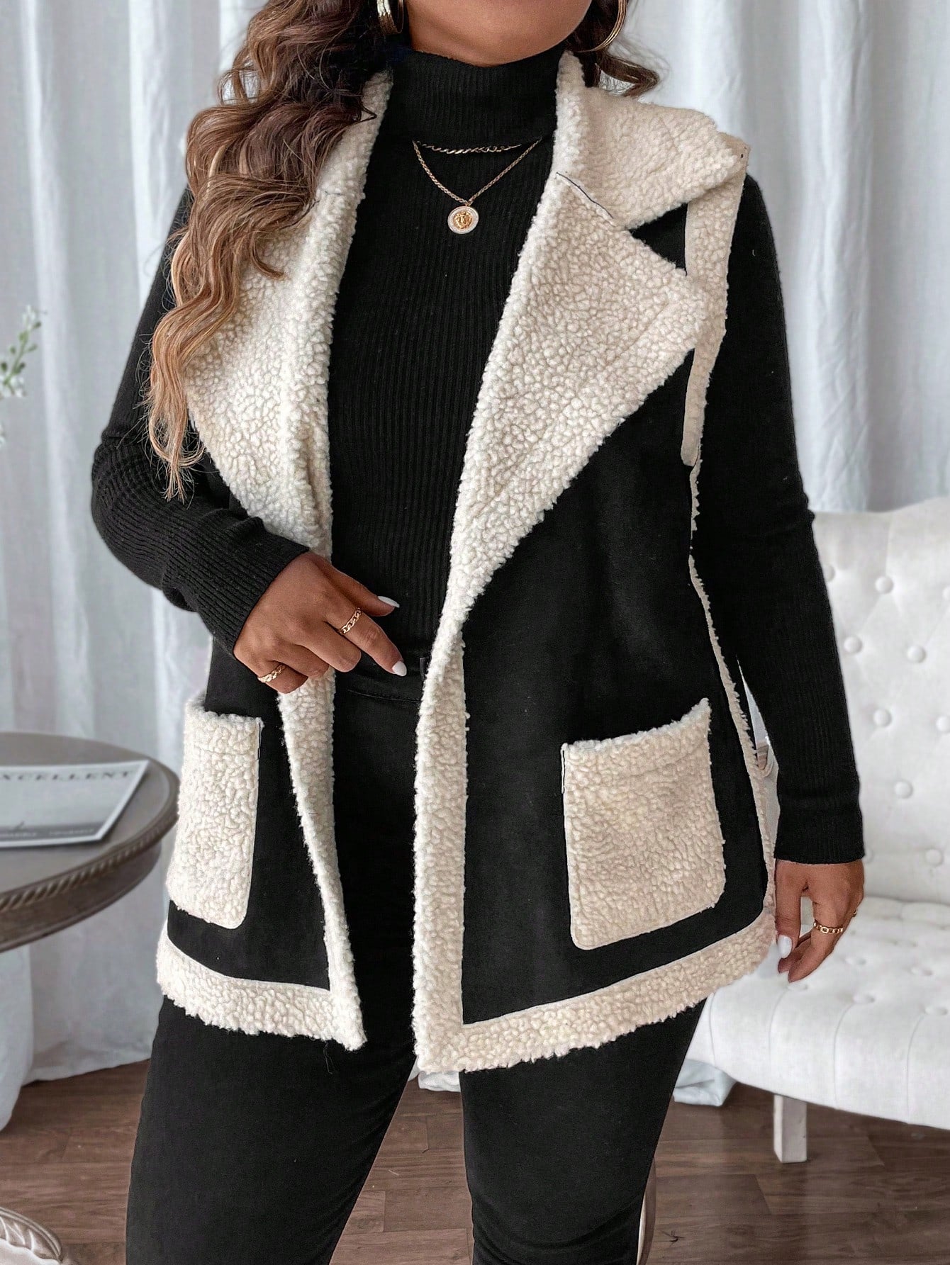 جاكيت أنيق للمرأة بياقة عالية ومجاثم بدون أكمام