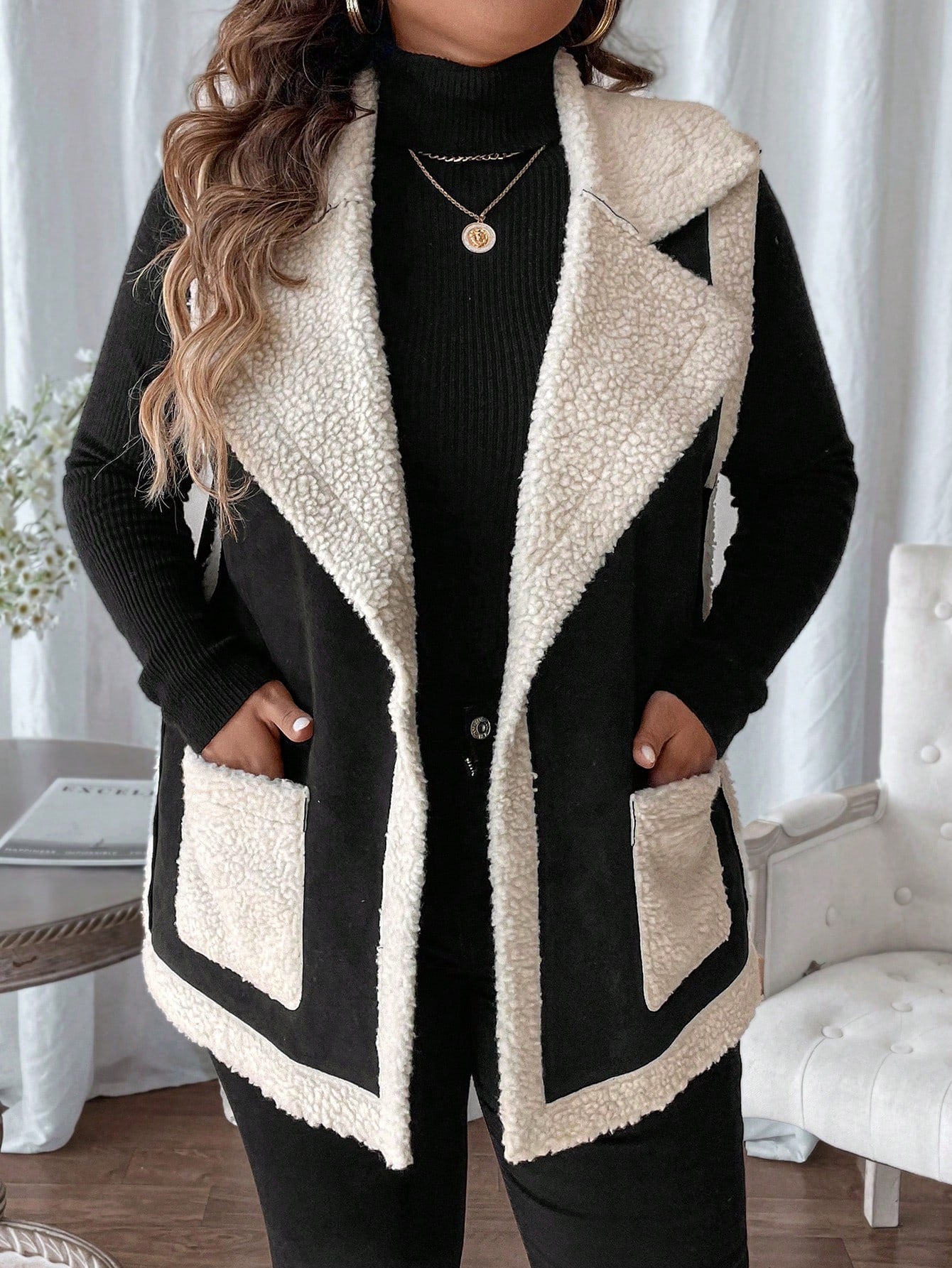 جاكيت أنيق للمرأة بياقة عالية ومجاثم بدون أكمام