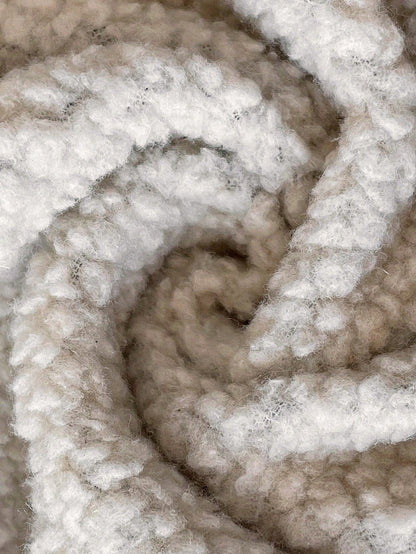 جاكيت أنيق للمرأة بياقة عالية ومجاثم بدون أكمام