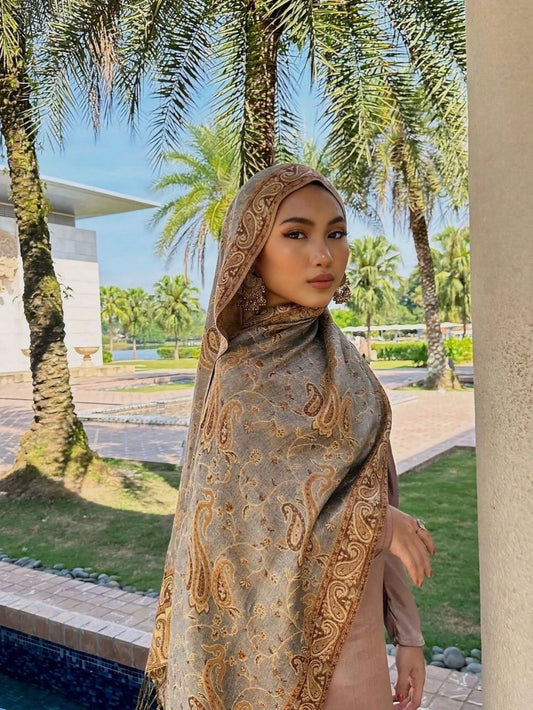 وشاح حجاب راقي مزخرف بطبعة البيسلي من النسيج الجاكوار