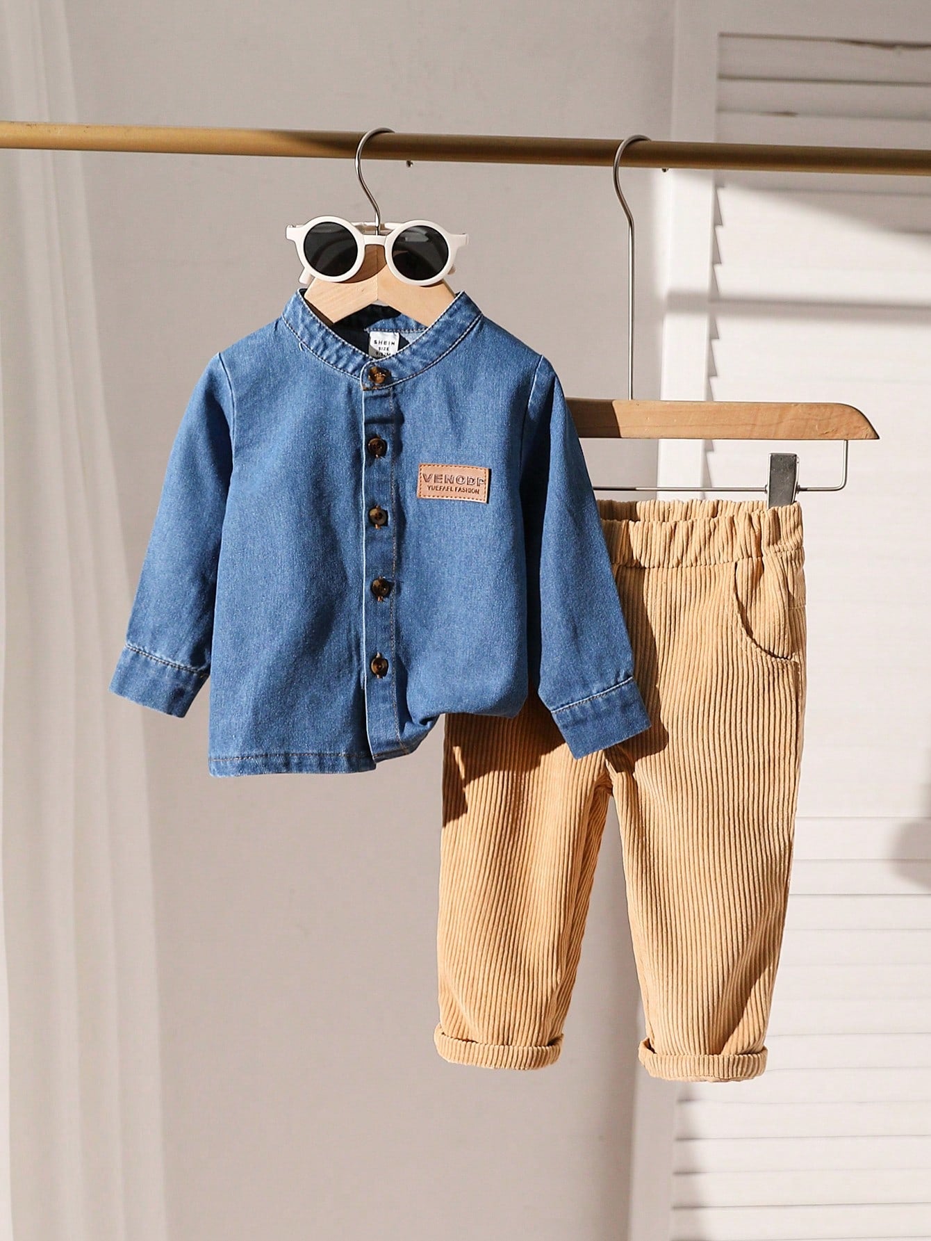 طقم بنطال خاكي وقميص كم طويل دنيم مع طباعة حرفية للأولاد الرضع الكاجوال