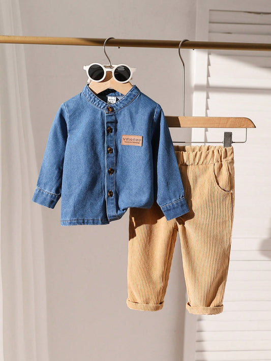 طقم بنطال خاكي وقميص كم طويل دنيم مع طباعة حرفية للأولاد الرضع الكاجوال