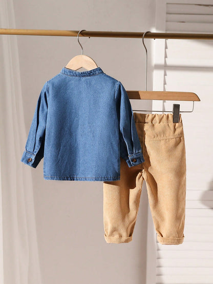 طقم بنطال خاكي وقميص كم طويل دنيم مع طباعة حرفية للأولاد الرضع الكاجوال