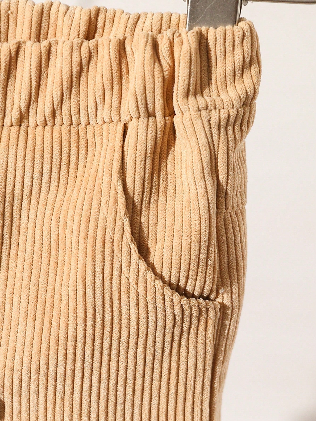 طقم بنطال خاكي وقميص كم طويل دنيم مع طباعة حرفية للأولاد الرضع الكاجوال