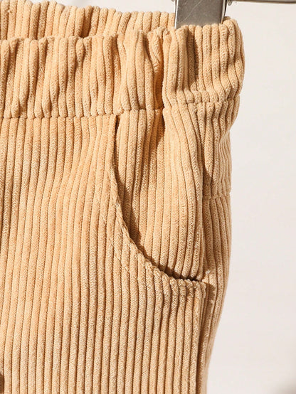 طقم بنطال خاكي وقميص كم طويل دنيم مع طباعة حرفية للأولاد الرضع الكاجوال