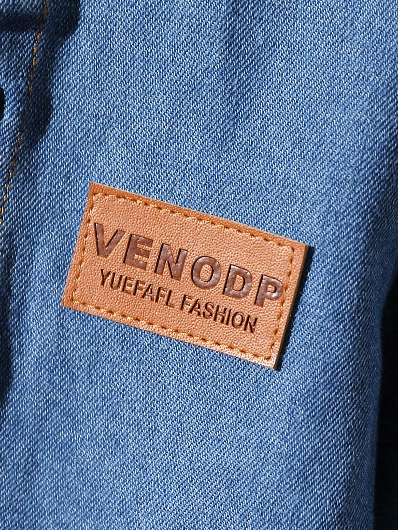 طقم بنطال خاكي وقميص كم طويل دنيم مع طباعة حرفية للأولاد الرضع الكاجوال