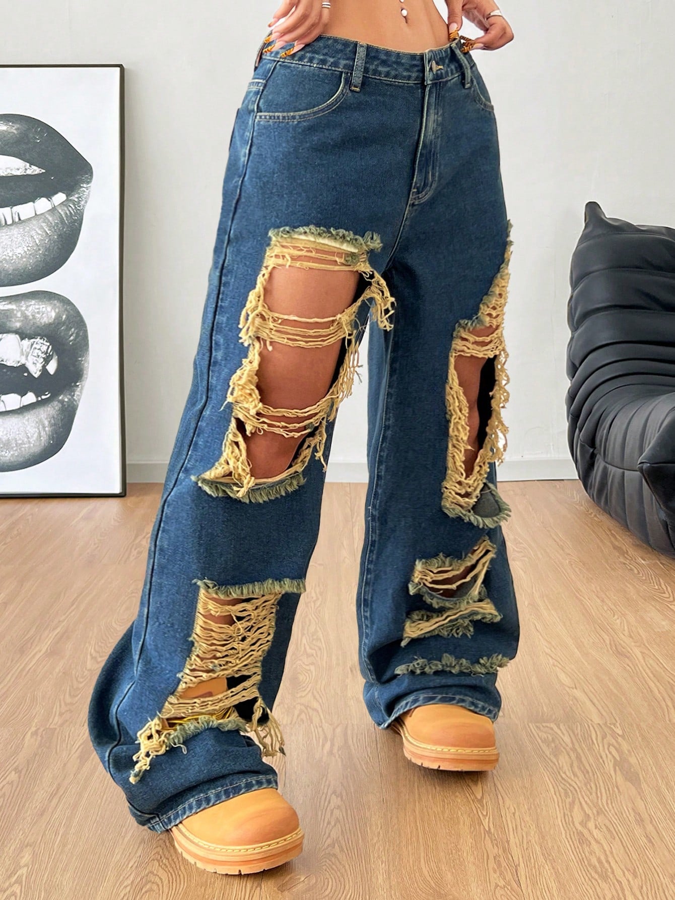 جينز كاجوال من الدنيم مع جيب مزين بتصميم مشوه بصورة أنيقة